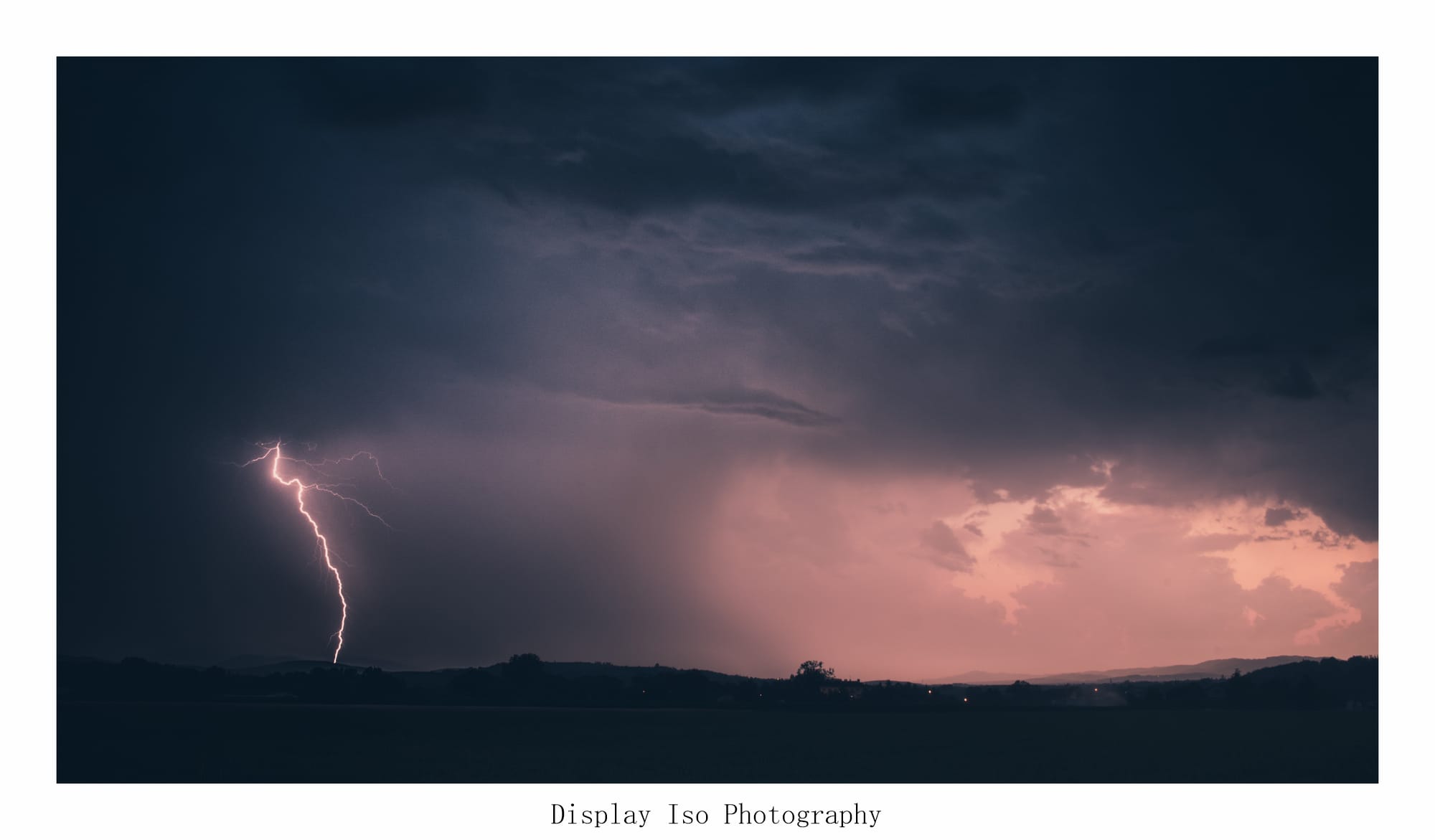 Orages en provenance de Saint Étienne, longeant Lyon par le sub, je pense que les impacts ont eu lieu au niveau du Plateau Mornantais. Photos prisent depuis la périphérie lyonnaise - 06/07/2019 22:00 - Steeven Lonjean