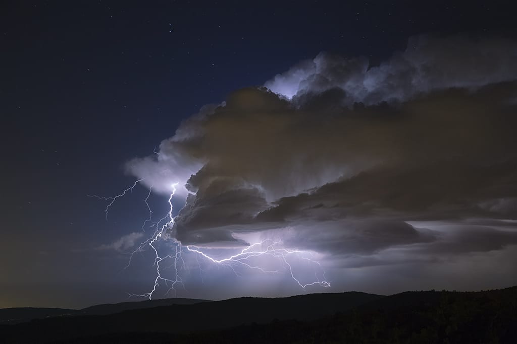 Cellule particulièrement électrique traversant le nord du département de l'Ain avant de s'évacuer vers la Suisse.
Photo prise depuis la Combe du Lynx (01) - 06/07/2019 23:59 - Simon VENIN