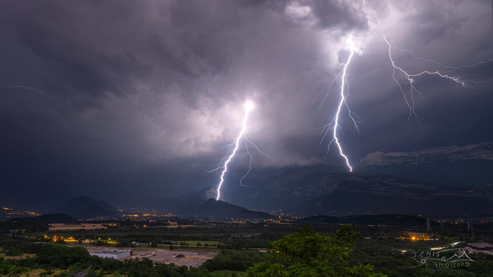 Bon Dieu !.. tu m'as enfin écouté, on enterre la hache de guerre d'une année 2019 qui a mal commencé électriquement parlant ! quelques heures de route ont vite été recompensées par un orage monstrueux qui a sévi au sud de Grenoble - 06/07/2019 23:12 - Janis BROSSARD