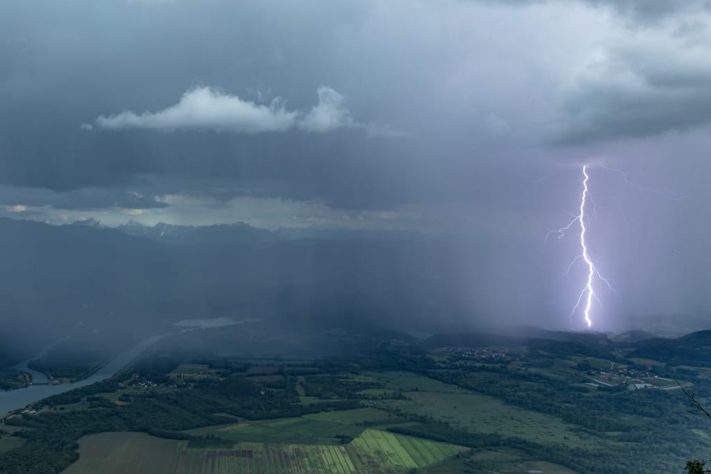 Impact de foudre près de la commune de Belley dans l'Ain issu des orages s'étant formés à l'avant du front froid le 06 Juin 2020 - 06/06/2020 20:00 - Grégory MOZDZEN
