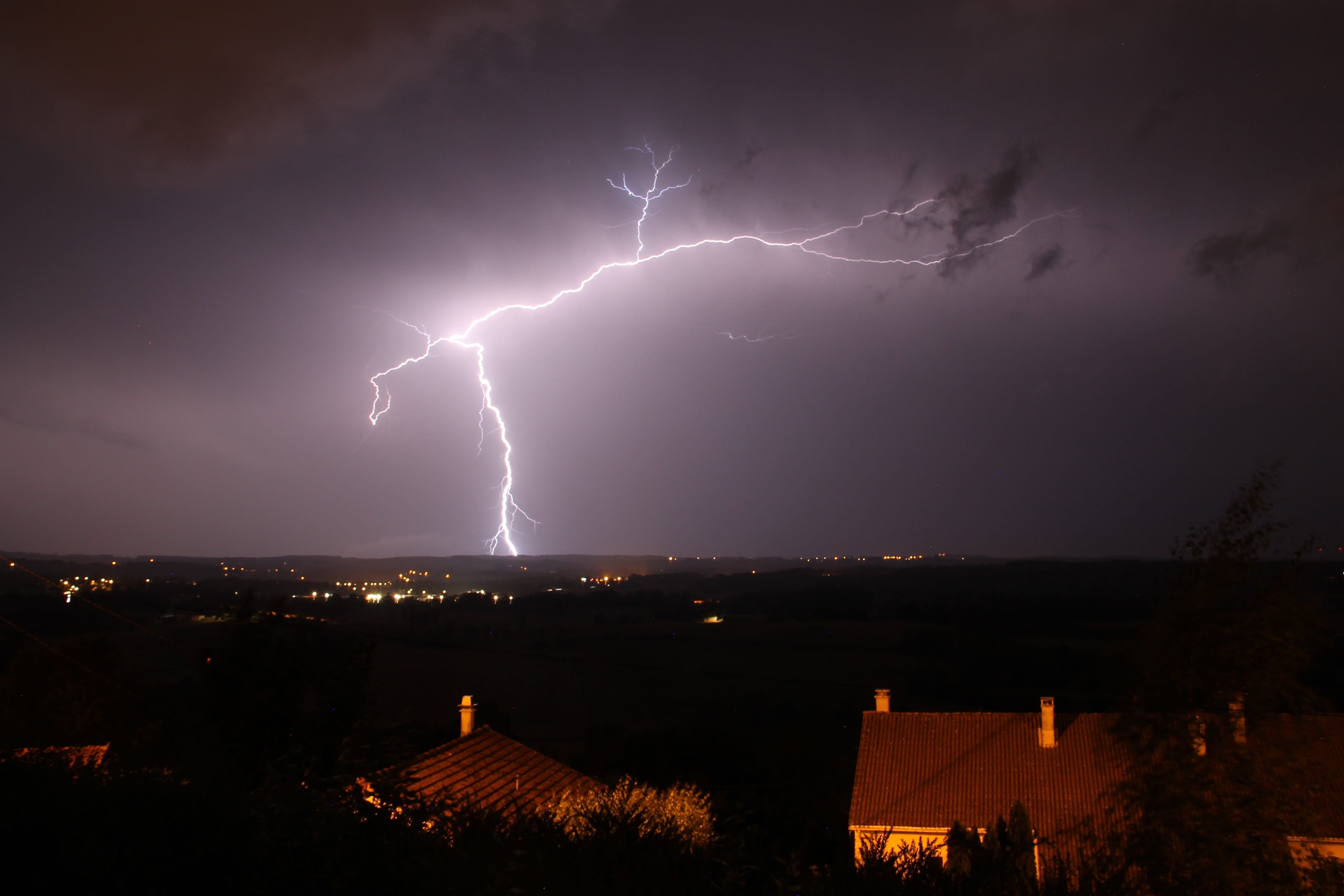 Superbe orage stationnaire sur le sud Cantal - 07/08/2018 22:45 - Victor VERMEIL