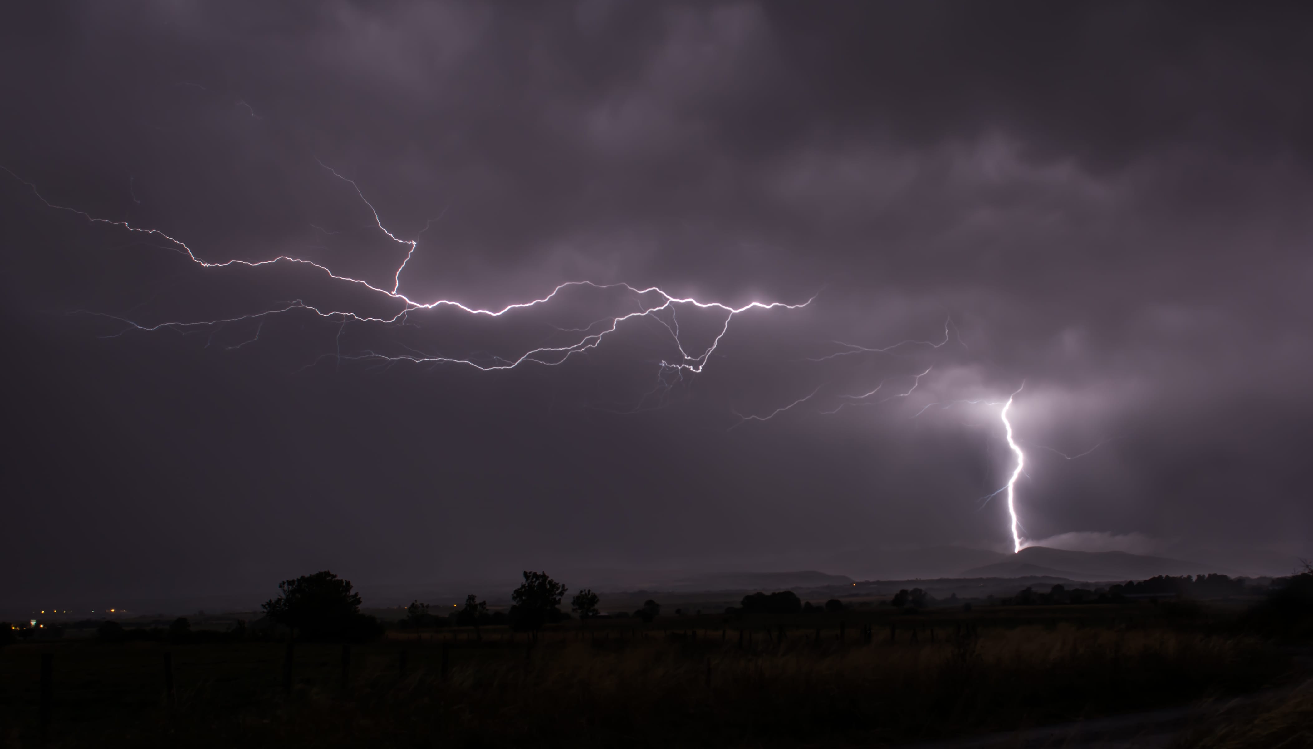 Orages violents dans le Cantal entre Saint-Flour et Neussargues - 07/08/2018 23:43 - Thierry Degrandcourt