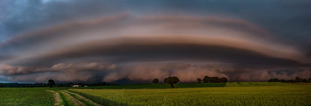 spectaculaire arcus à l'avant d'un orage diluvien dans l'Ain le 07 Juin 2018 - 07/06/2018 21:45 - Grégory Mozdzen