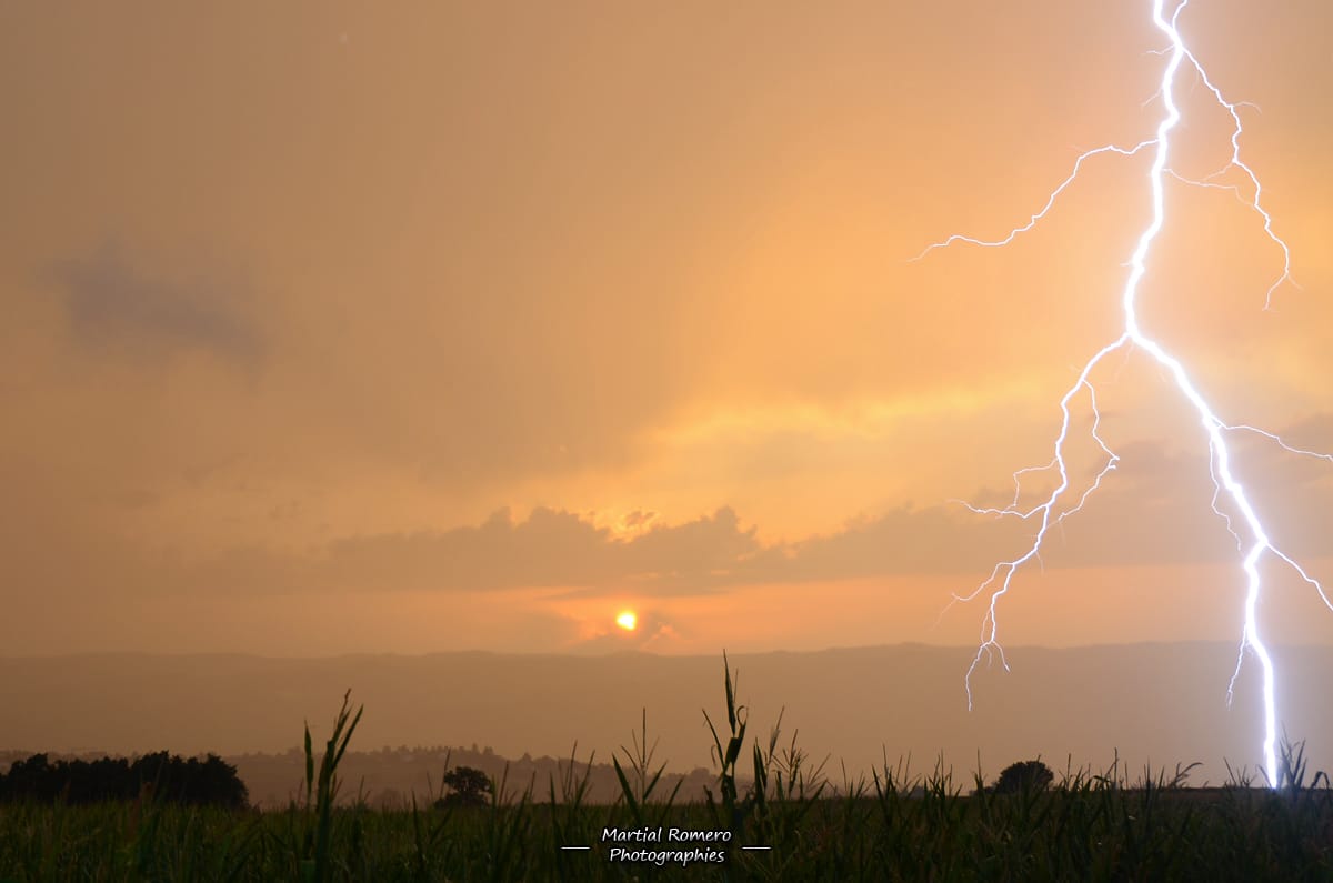 Embrasement intégral du ciel à Monistrol sur Loire. Magnifique soleil couchant agrémenté d'un impact de foudre ramifié à moins d'un kilomètre. - 08/08/2018 21:03 - Martial ROMERO