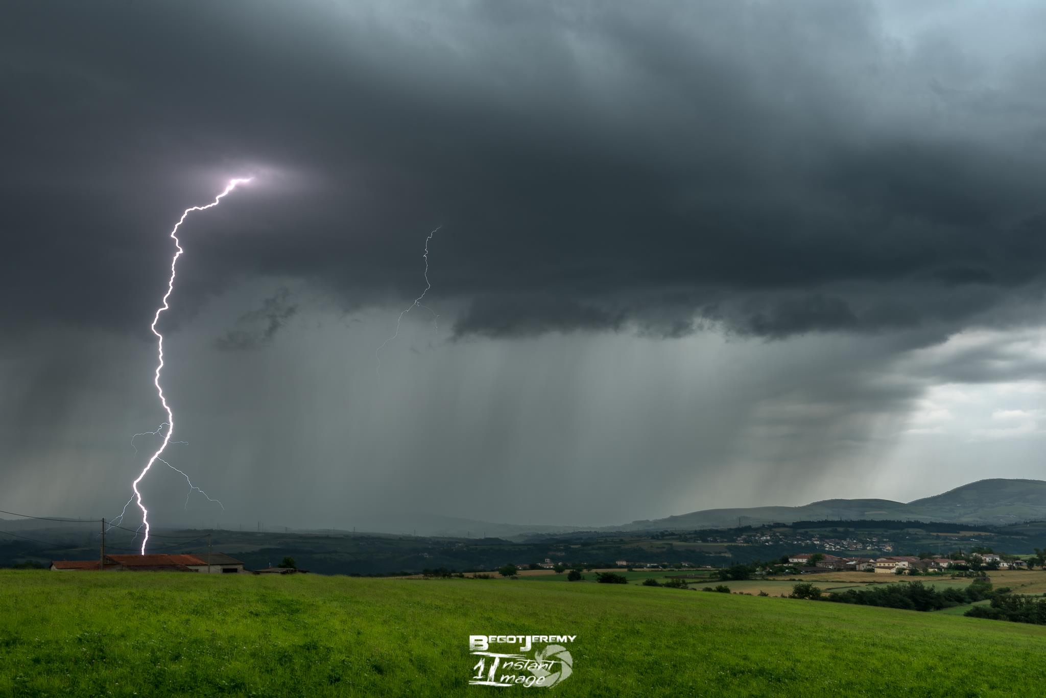 Gros orage ayant frappé le Sud Lyonnais. Magnifique sont ses impacts qui tombent en air sec. - 08/06/2018 18:00 - Jérémy BEGOT