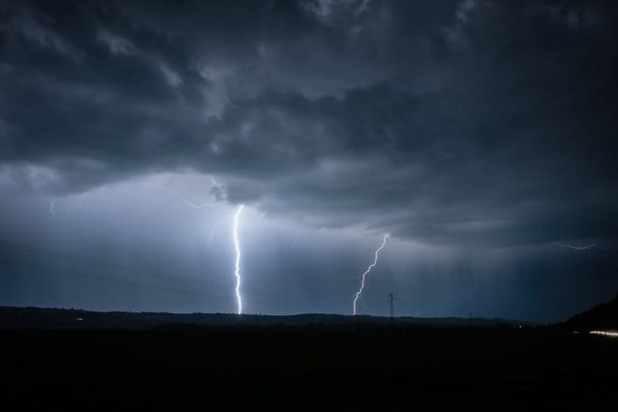 Une cellule isolée s'est formée la nuit dernière du côté de #Gannat dans l'Allier vers minuit, avec de magnifiques et puissants impacts de foudre - 08/05/2022 00:00 - Vivien LAROCHE