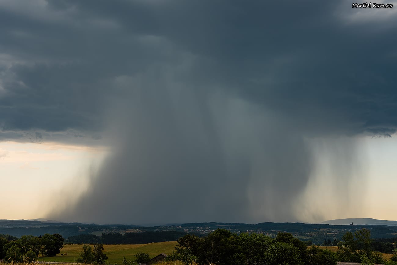 Cellule orageuse virulente sur l'est de la Haute-Loire, présentant un potentiel venteux très important (probable microrafale). - 09/08/2020 15:25 - Martial Romero
