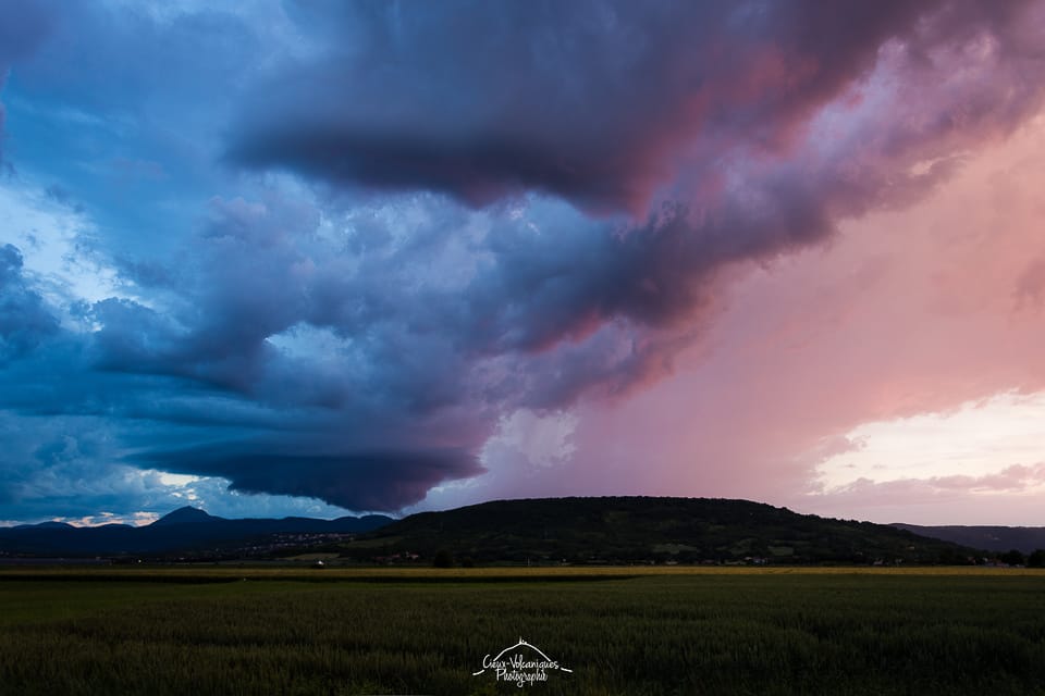 Amorce supercelullaire au dessus de la châine des Puys (63). - 09/06/2018 21:00 - Mike Lamandé