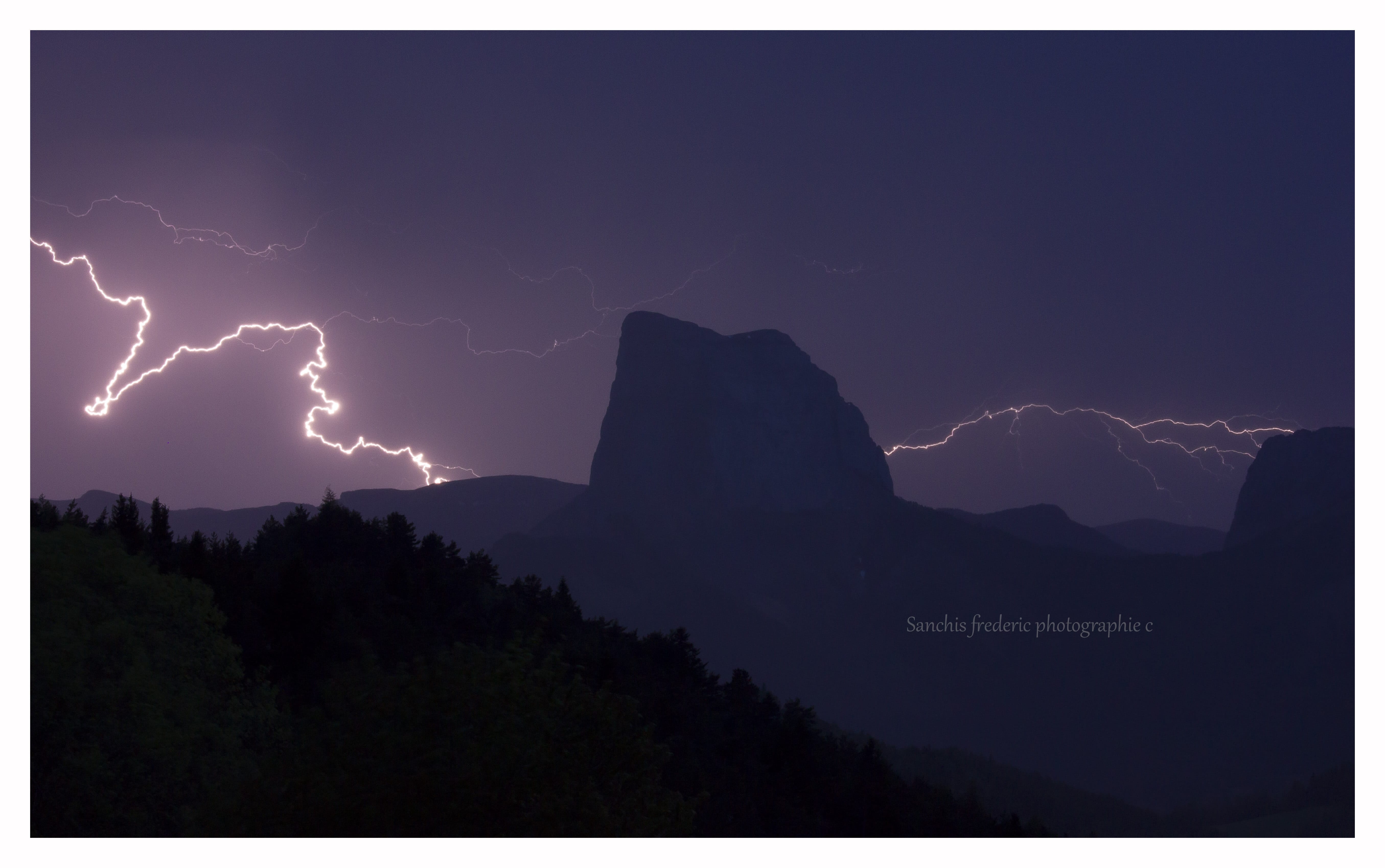 Orage ayant sévi sur le sud du Vercors juste derrière le mont aiguille au premier plan. Photo prise depuis le Serpaton ( Gresse en Vercors). - 09/06/2019 04:25 - frederic sanchis