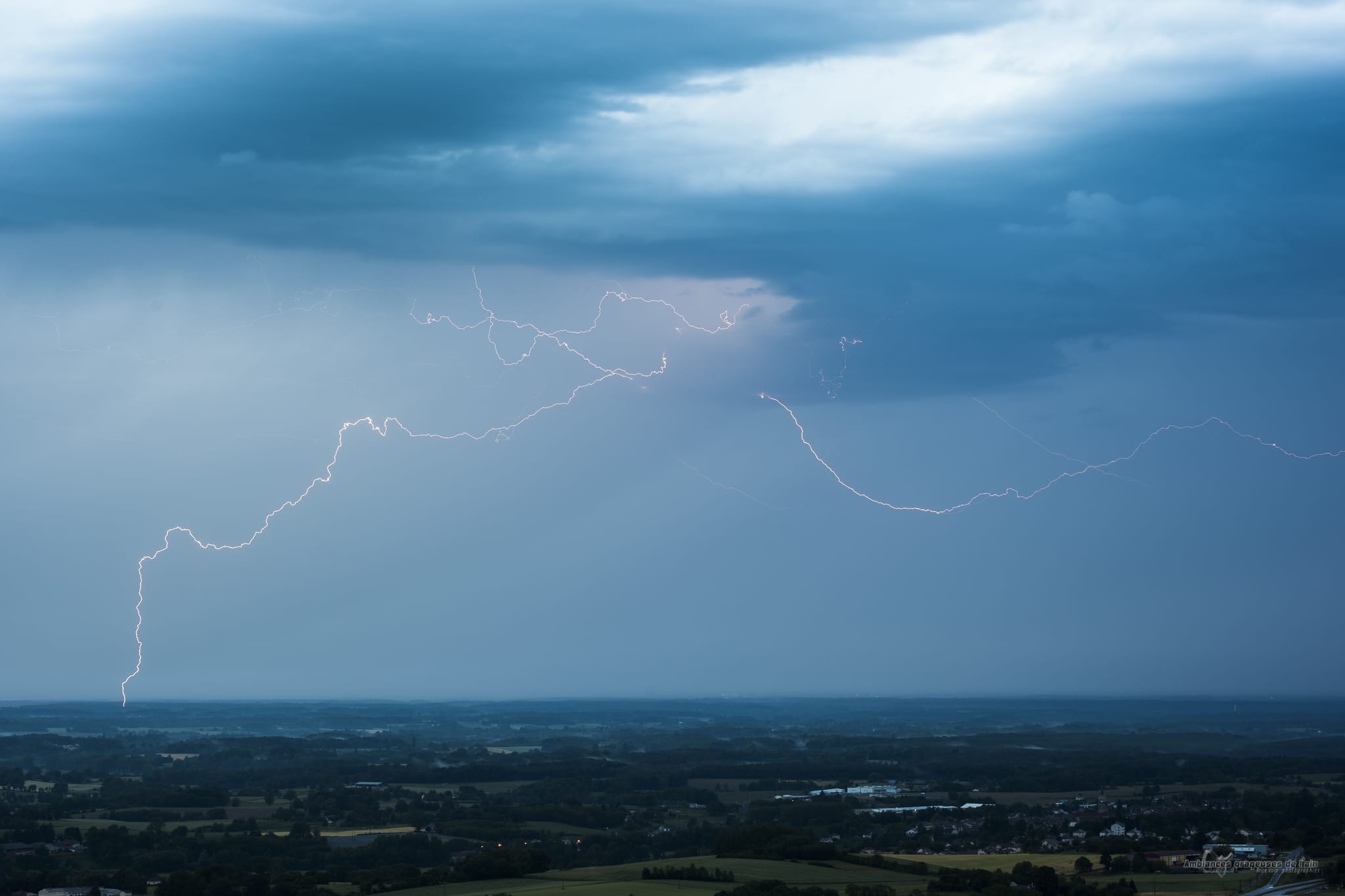 foudre sortant d'un nuage mur en rotation département de l'ain - 09/06/2019 20:21 - brice volo