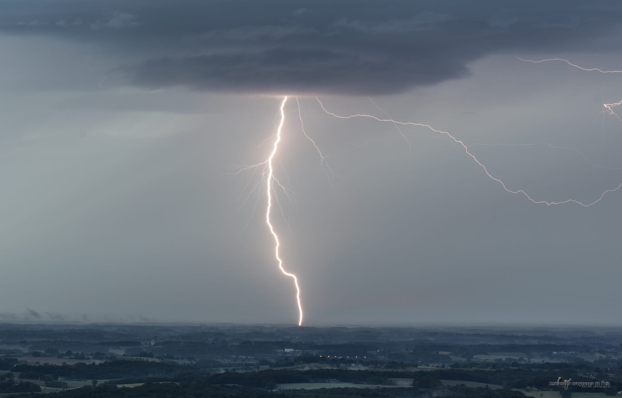 foudre puissante sous un nuage mur département de l'ain - 09/06/2019 20:29 - brice volo