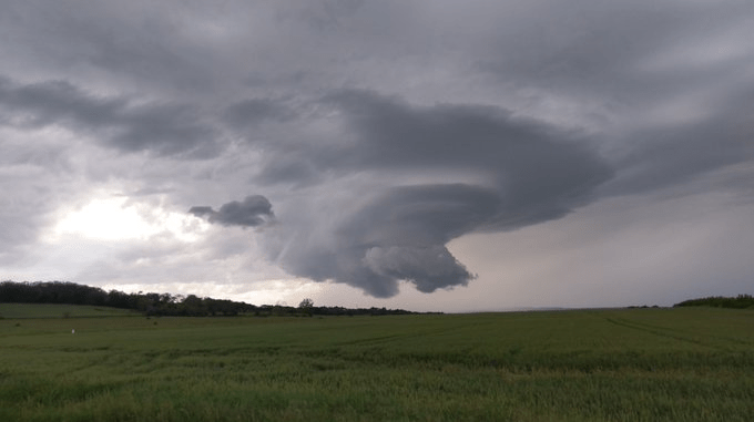 Structure supercellulaire à Gannat dans l'Allier. - 09/05/2020 18:00 -  @JimK047