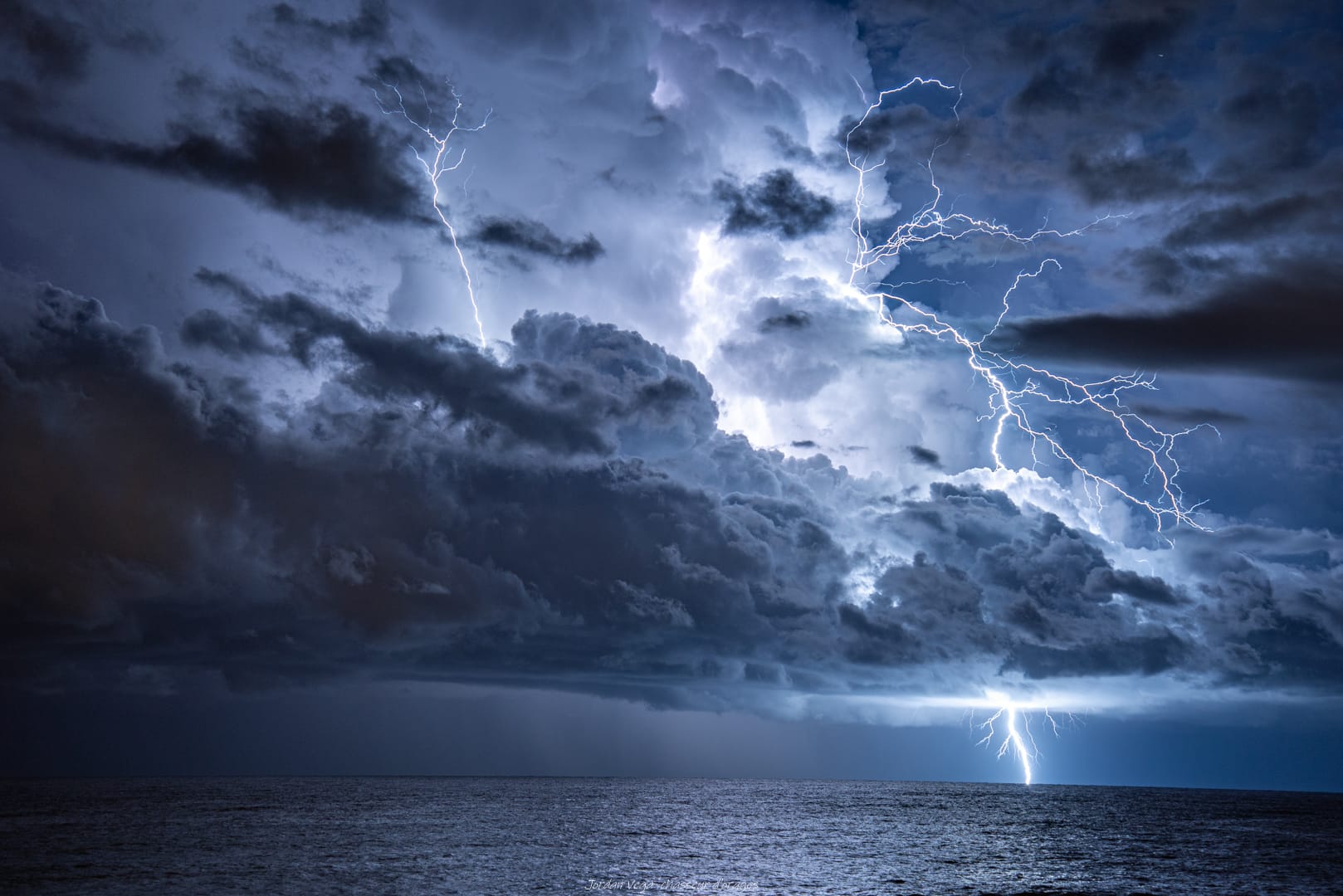 Superbe extra-nuageux samedi matin en face de Gênes 
Page : jordan Vega chasseur d'orages - 09/11/2019 04:30 - Jordan Vega