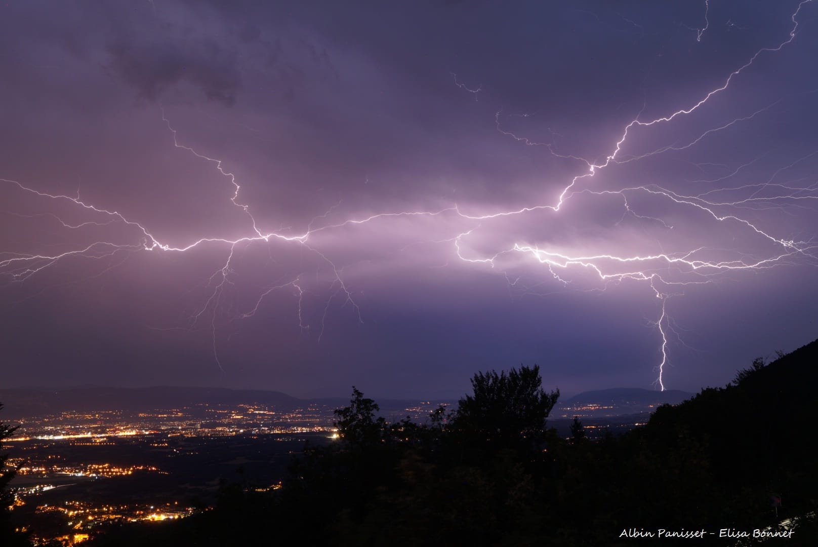 Orage du 25 juillet depuis les hauteurs de Gex dans l'Ain. Il remontait du sud pour gagner le Lac Léman en passant sur Genève. - 10/08/2019 21:45 - Albin Panisset