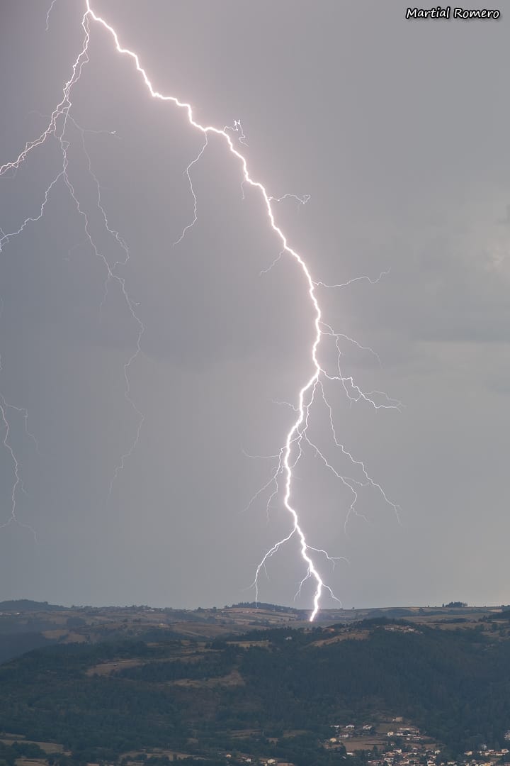 Impact de foudre ramifié en air sec depuis Monistrol sur Loire (43).
Nikon D500, 52mm (DX), 1/30s, F/5.6, ISO 50. - 10/08/2020 16:19 - Martial Romero