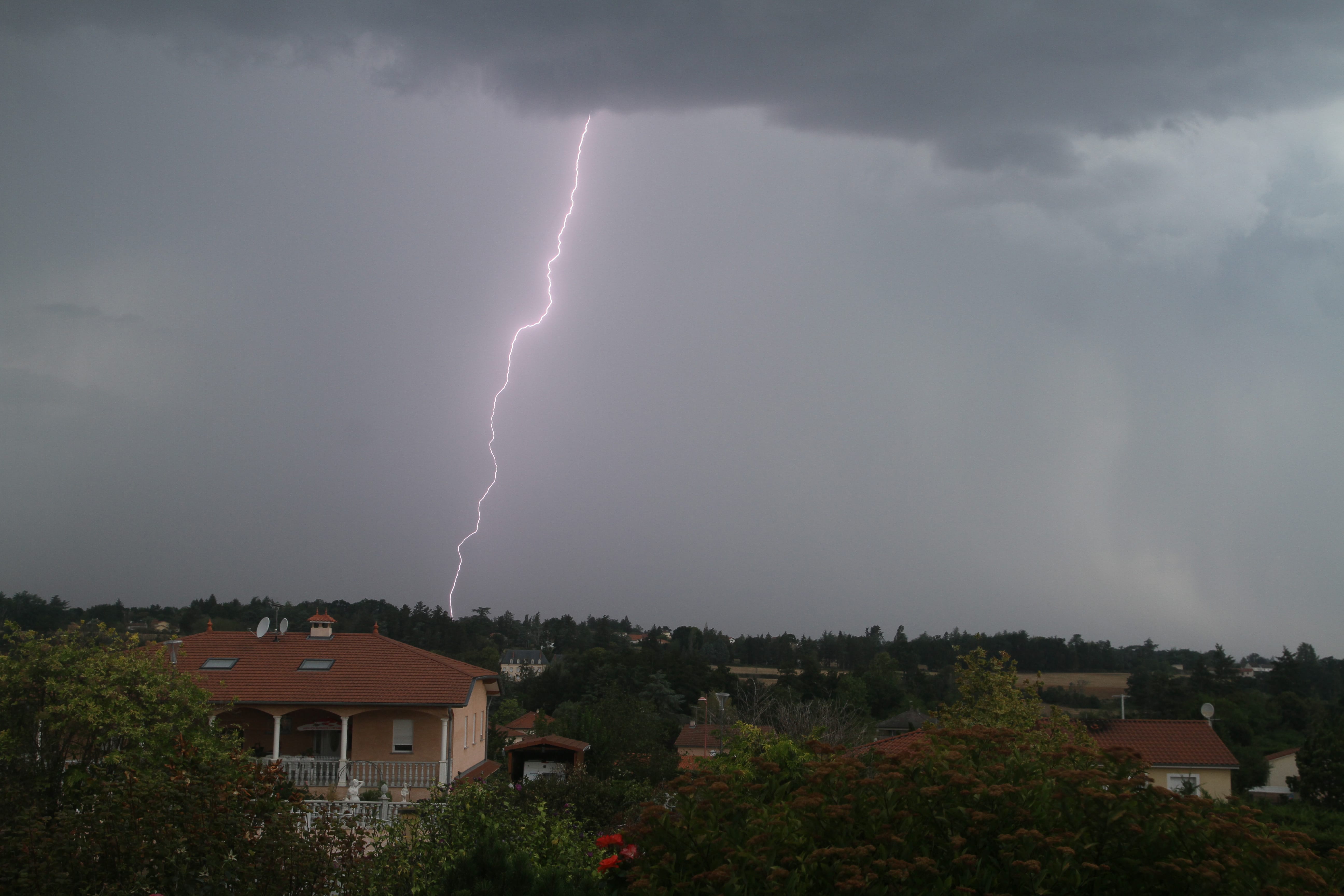 Orage fort très électrique région Roanne (42) 2 incendies dus à la foudre dont l'un peut-être causé par cet impact - 10/08/2020 15:36 - Philippe LAURENT