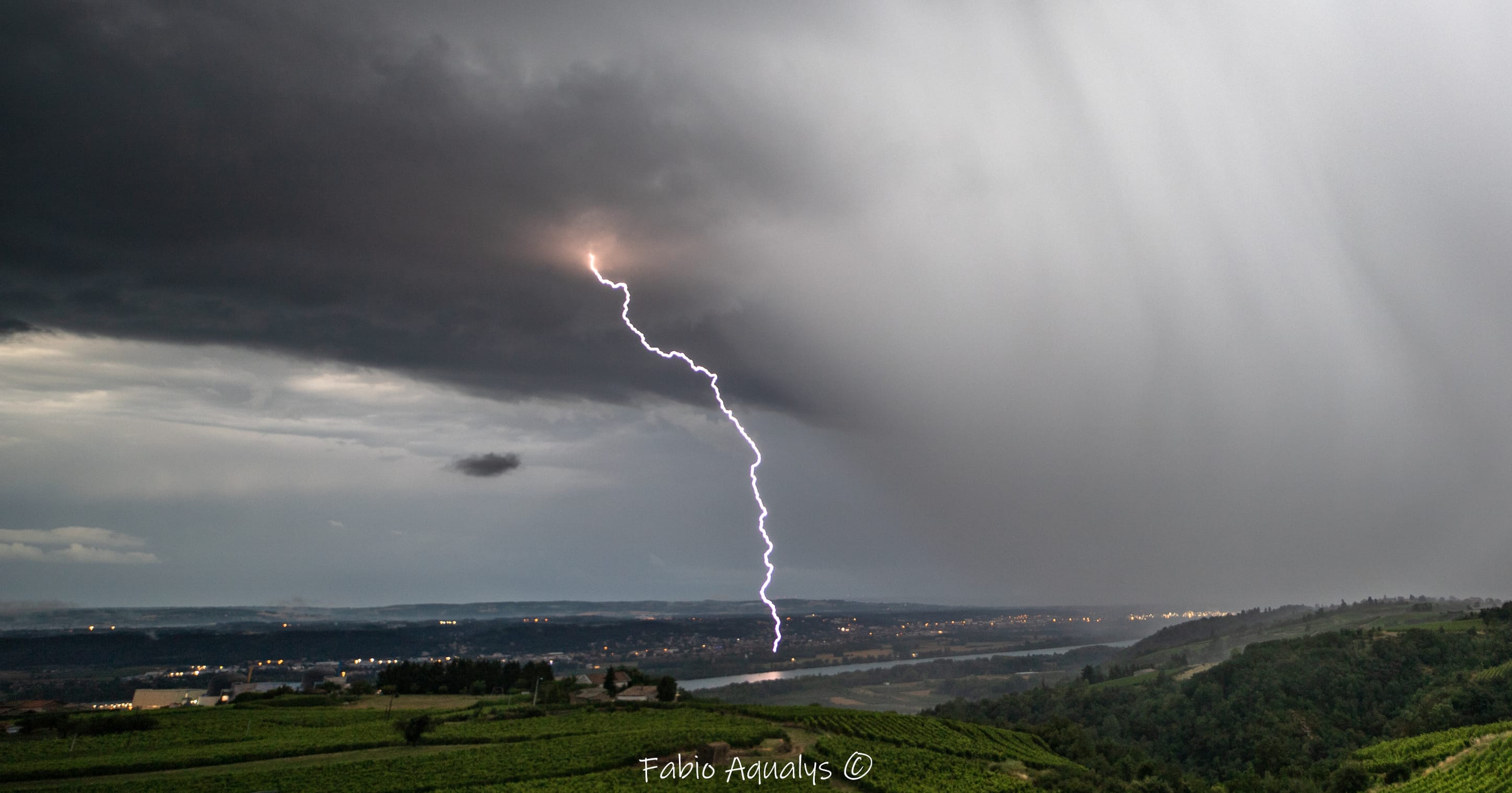Plusieurs orages se succèdent entre le milieu d'après et le début de nuit entre l'Ardèche et la Loire.  
Cette photo prise peu avant 22h est le dernier orage de la journée, 2mins avant je n'ai pas réussi à capturer un ramif qui tombe à moins d'1km car trop rapide... cela aurait été ma photo de l'année. - 10/07/2020 21:45 - Fabio Hiltgun