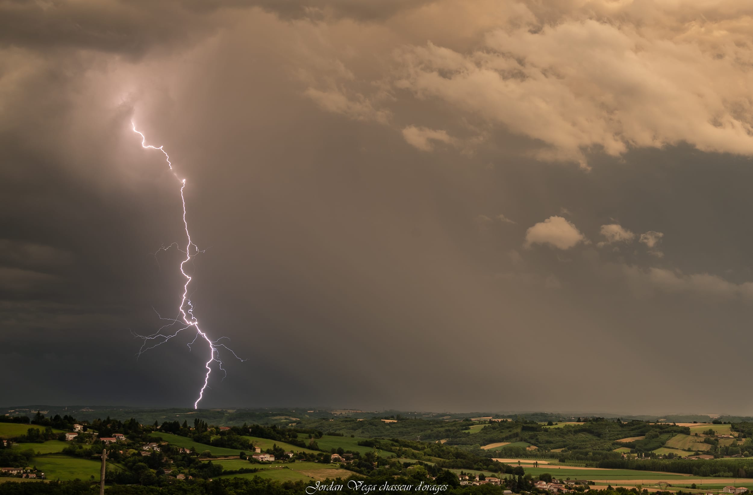 Succession d'orages hier entre la fin d'après-midi et le début de soirée entre la Vallée du Rhône et l'Isère, en début de soirée les couleurs étaient magnifique avec les ramifiés qui tombaient à l'avant des cellules - 10/07/2020 20:30 - jordan Vega