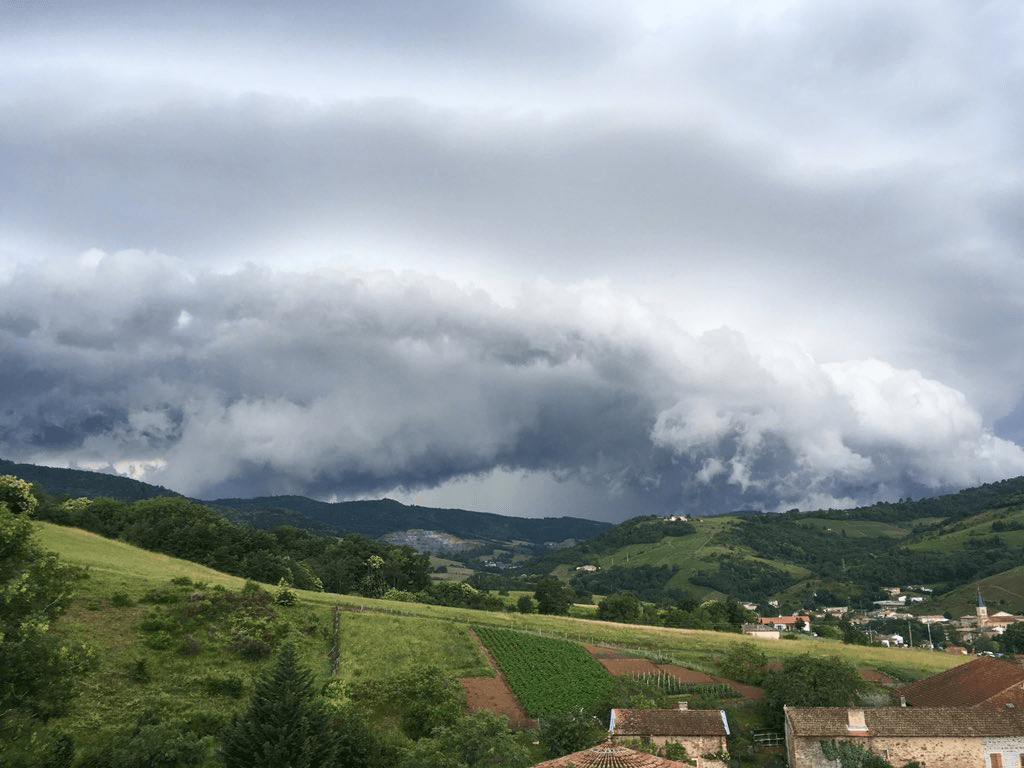 Puissant orage sur le Beaujolais (69). - 10/06/2018 19:00 -  Bojolgone