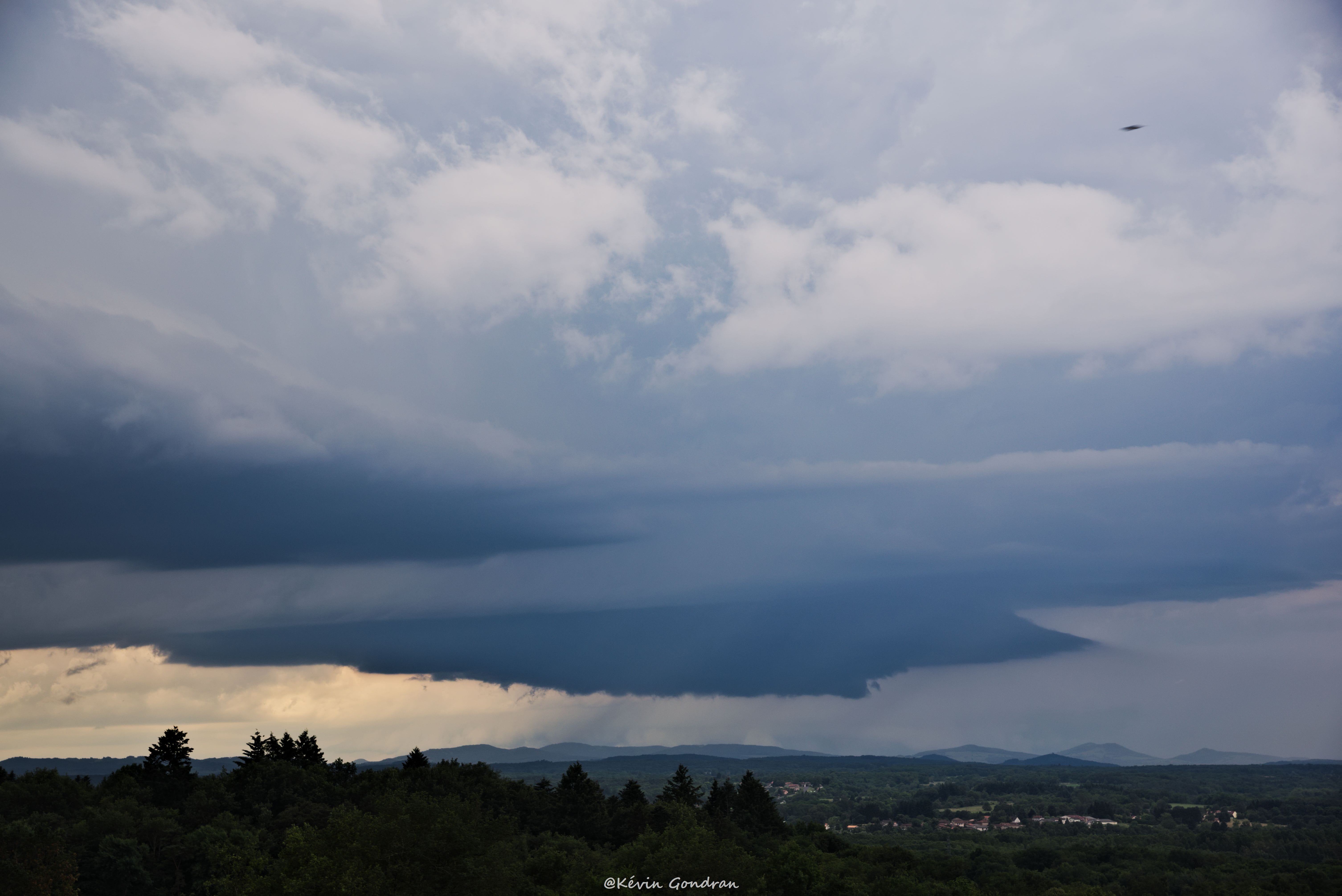 Zoom sur la supercellule moteur droit qui a balayé le Puy-de-Dôme ce 10 juin 2018 dans l'après-midi, juste avant qu'une autre supercellule moteur gauche ne vienne m'engloutir par le sud-est (meso pas visible mais déviation très nette au radar et sur le terrain) en me lâchant des impacts proches. Cliché pris depuis les environs de Thiers. - 10/06/2018 16:18 - Kévin Gondran