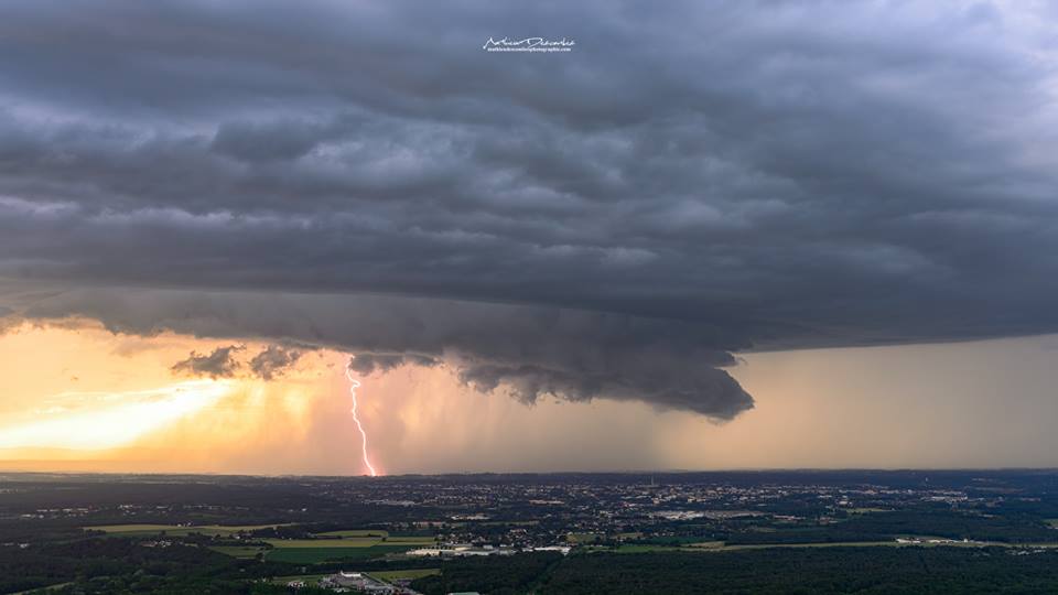 Supercellule de ce soir au couchant arrivant sur le nord de Bourg en Bresse - 10/06/2018 20:00 - Mathieu Descombes Photographie