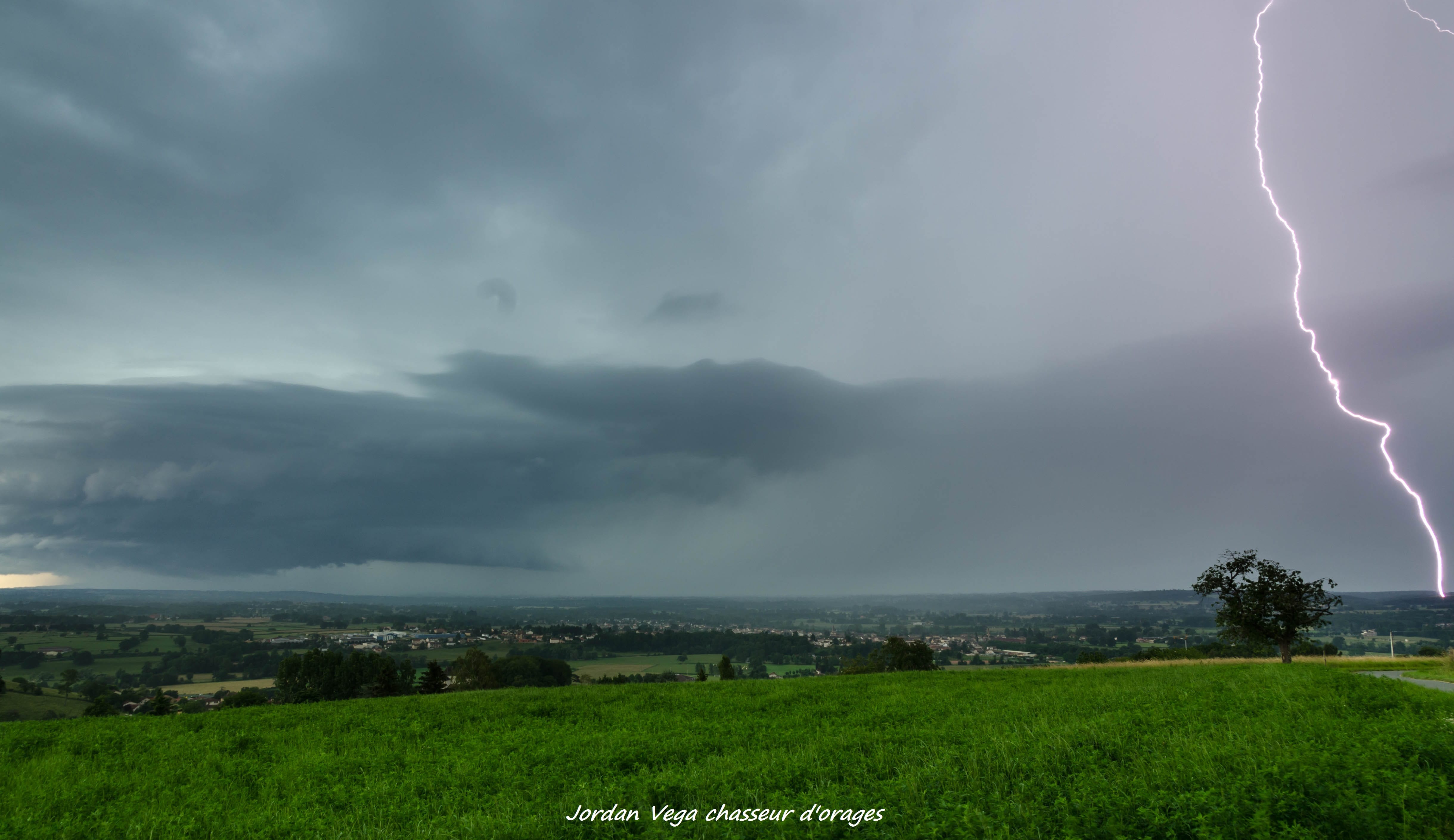 Nombreux orages souvent de nature supercellulaire sur la Loire cette après-midi, avec des coups de foudre peu nombreux mais puissant - 10/06/2018 18:20 - Jordan Vega