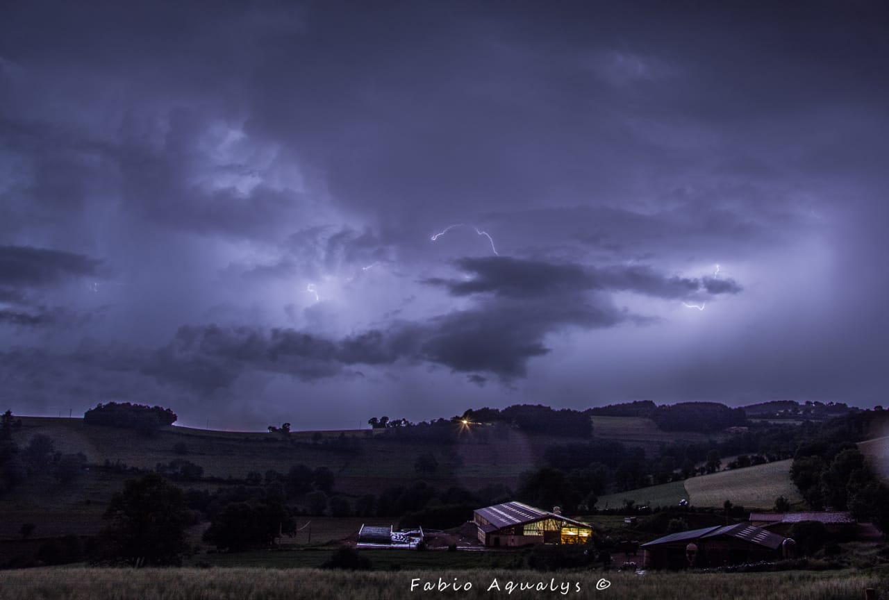 Orage né dans l’Ariège (09) vers 17h et meurt dans l’extrême nord de l'Ain (01) vers 01h, très rapide et surtout très électrique mais beaucoup intra et inter.
Intercepté entre Loire et Rhône. - 10/06/2018 23:00 - Fabio Aqualys