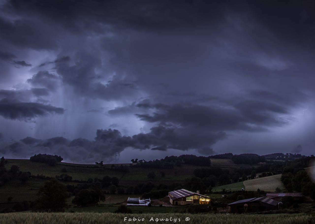 Orage né dans l’Ariège (09) vers 17h et meurt dans l’extrême nord de l'Ain (01) vers 01h, très rapide et surtout très électrique mais beaucoup intra et inter.
Intercepté entre Loire et Rhône. - 10/06/2018 23:00 - Fabio Aqualys