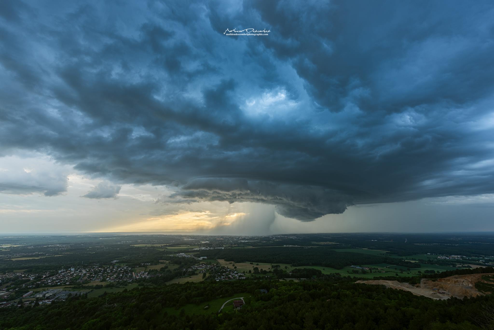 Voici la Supercellule qui a traversé l'Ain - 10/06/2018 20:00 - Mathieu Descombes Photographie