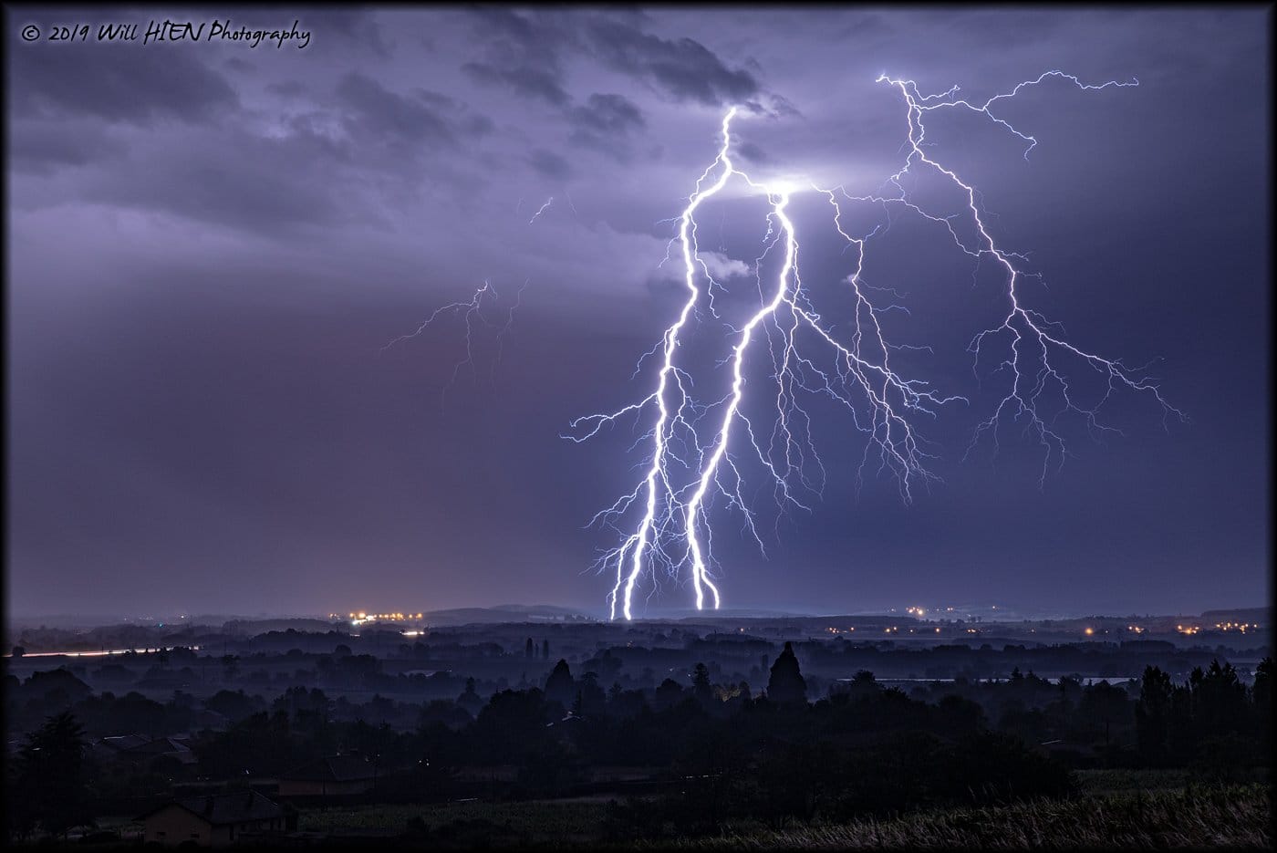 DOUBLE RAMIFIE NOCTURNE SUR LE MÂCONNAIS, Vers 1h10 du matin, dans le secteur de Viré...  Droits : www.will-hien-photography.com - 10/06/2019 01:10 - Will HIEN Sangdragon