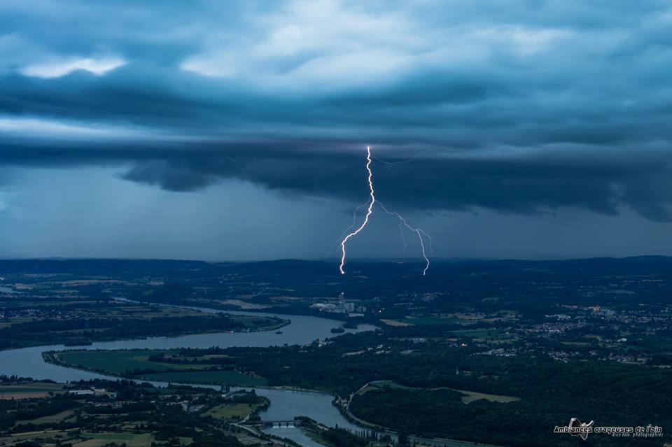 il y a quelques instants sur le nord isère, un magnifique orage m'a offert un spectacle comme je l'attendais! - 11/06/2018 21:00 - Ambiances orageuses de l ain