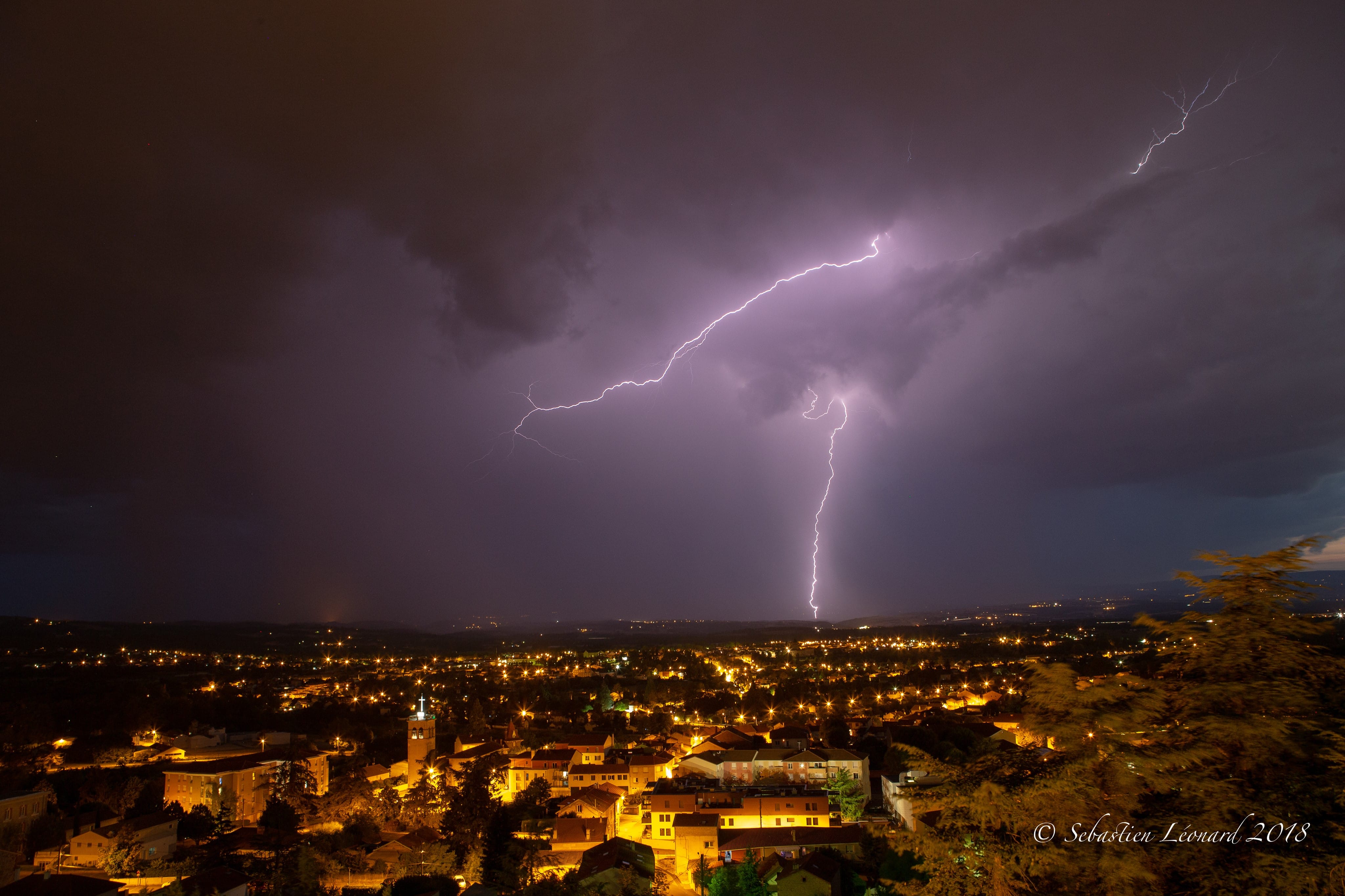 Prise depuis St Just St Rambert avec un orage sur les monts du forez - 12/08/2018 23:00 - Seb Léonard