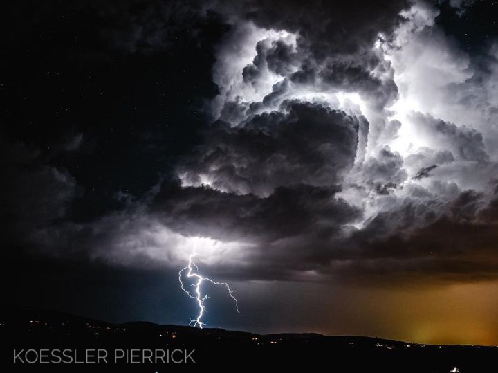 Photo prise la nuit du 11 au 12 juillet 2023 depuis le château d’eau du Mont Brouilly à Saint-Lager (69) . Orage situé sur Macon a 1h du matin. - 12/07/2023 01:00 - Pierrick KOESSLER