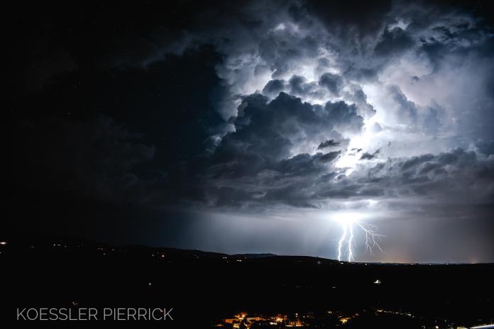 Photo prise la nuit du 11 au 12 juillet 2023 depuis le château d’eau du Mont Brouilly à Saint-Lager (69) . Orage situé sur Macon a 1h du matin. - 12/07/2023 01:00 - Pierrick KOESSLER