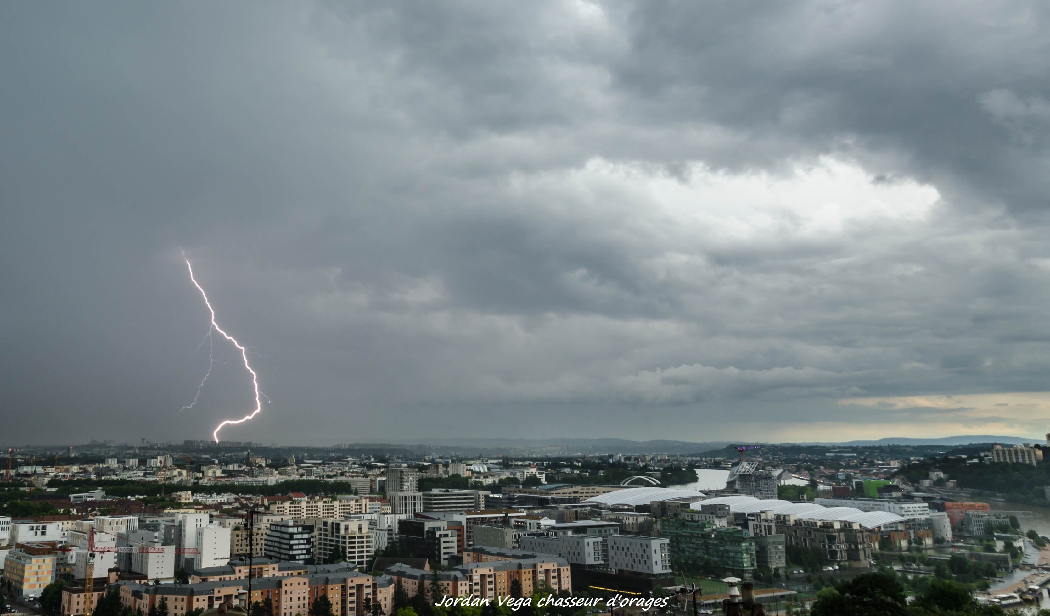 Orage hier à l'est de Lyon , intensité pluvieuse importante et activité électrique souvent noyée - 12/06/2018 19:30 - Jordan VEGA