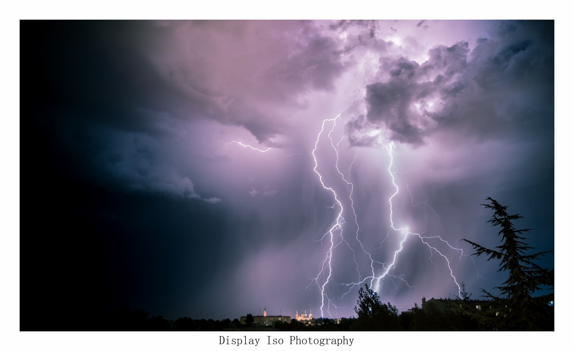 Impact de foudre aux alentours de Rillieux-la-pape, photographié depuis Lyon 5 avec vu sur Fourvière - 13/08/2018 01:00 - Steeven Lonjean