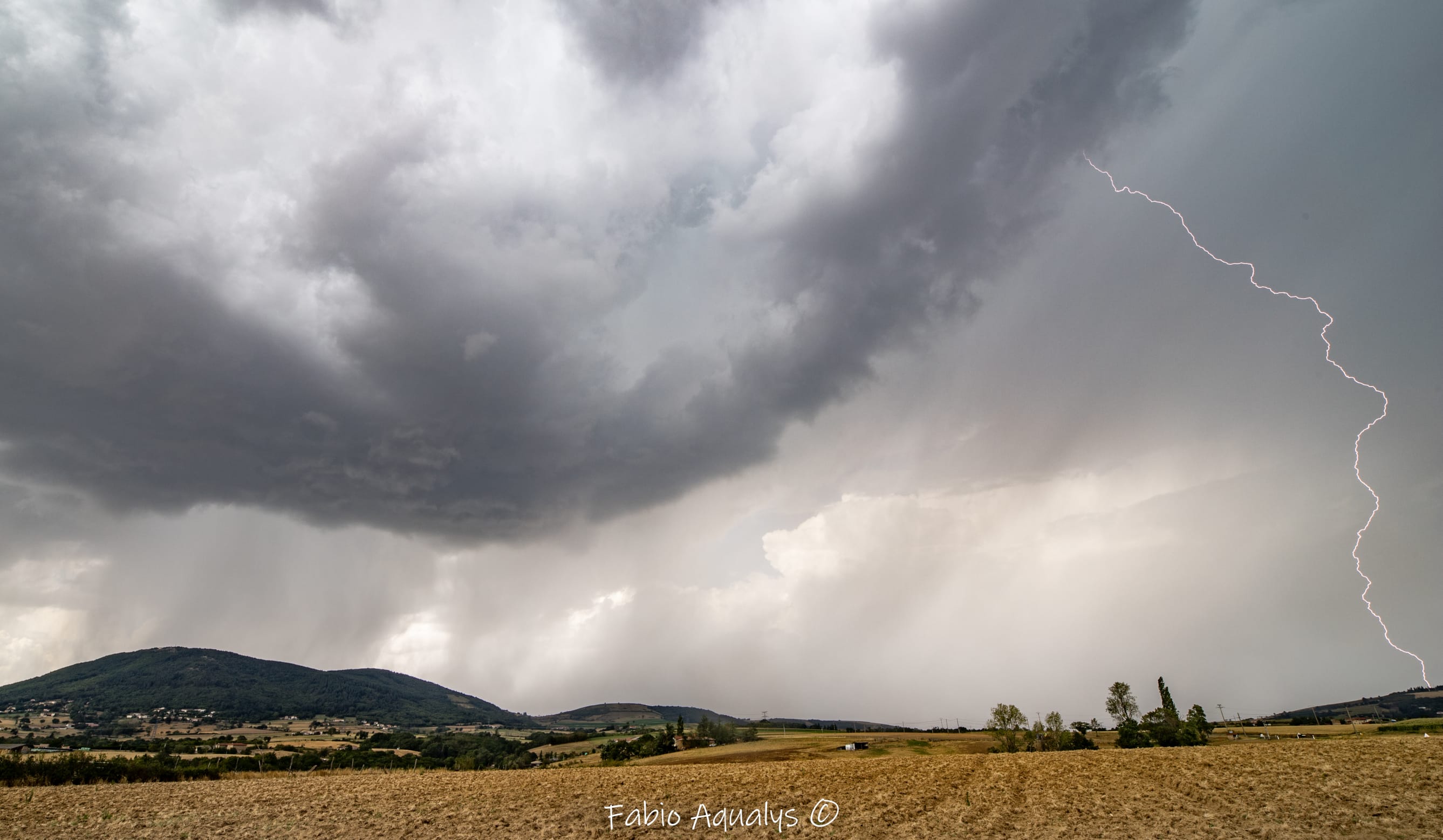 Les orages se sont régénèrent pendant 4h sur la vallée/versant du Gier, sur Trèves ont relevé 115 à 125mm de pluie: routes, champs, caves ... inondées. - 13/08/2020 14:00 - Fabio Aqualys