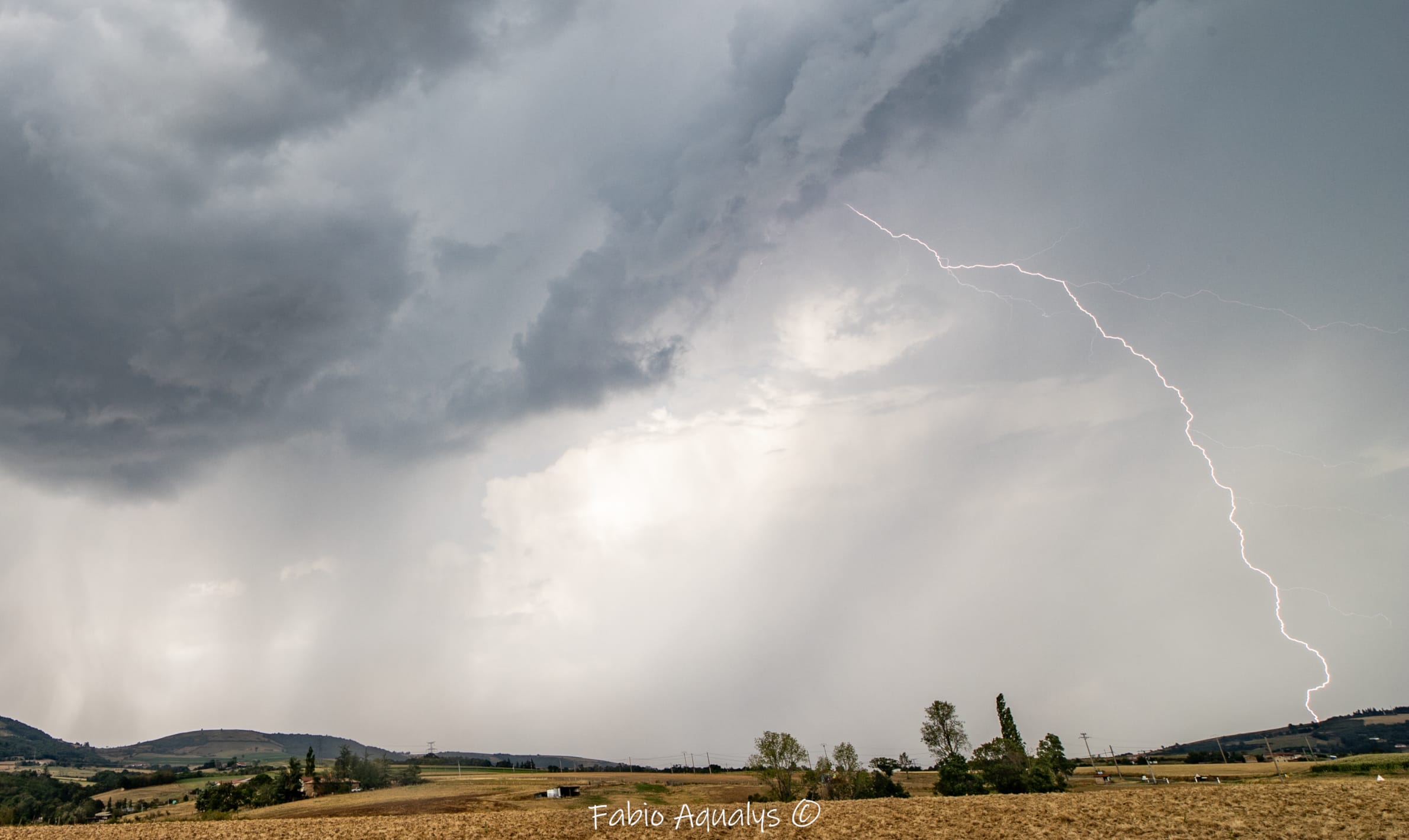 Impact proche, les orages se sont régénéré pendant 4h sur la vallée/versant du Gier, sur Trèves on relève 115 à 12 5mm de pluie: routes, champs, caves inondés. Photo entre Longes et Condrieu (69). - 13/08/2020 14:00 - Fabio Aqualys