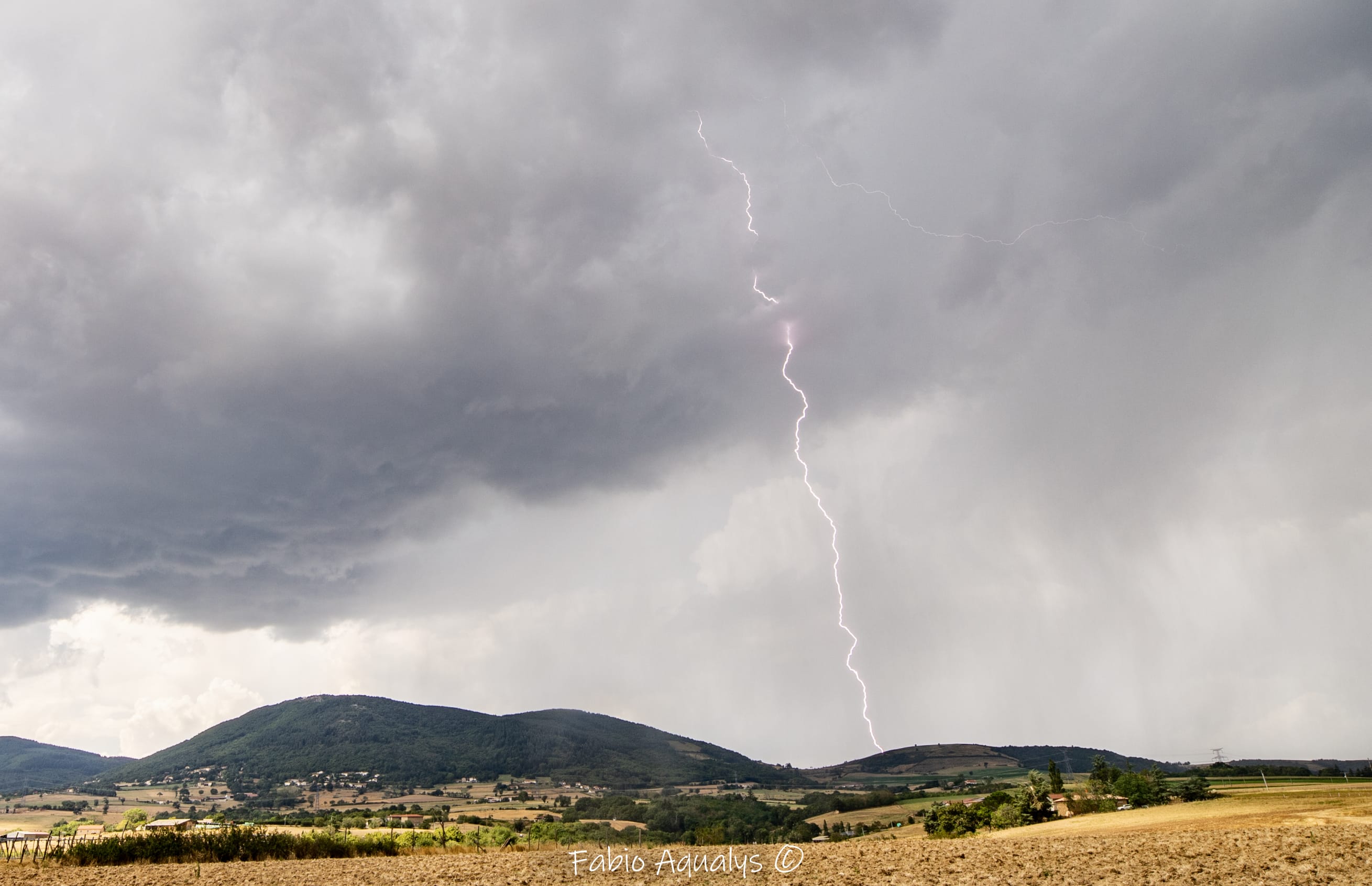 Impact proche, les orages se sont régénéré pendant 4h sur la vallée/versant du Gier, sur Trèves on relève 115 à 12 5mm de pluie: routes, champs, caves inondés. Photo entre Longes et Condrieu (69). - 13/08/2020 14:00 - Fabio Aqualys