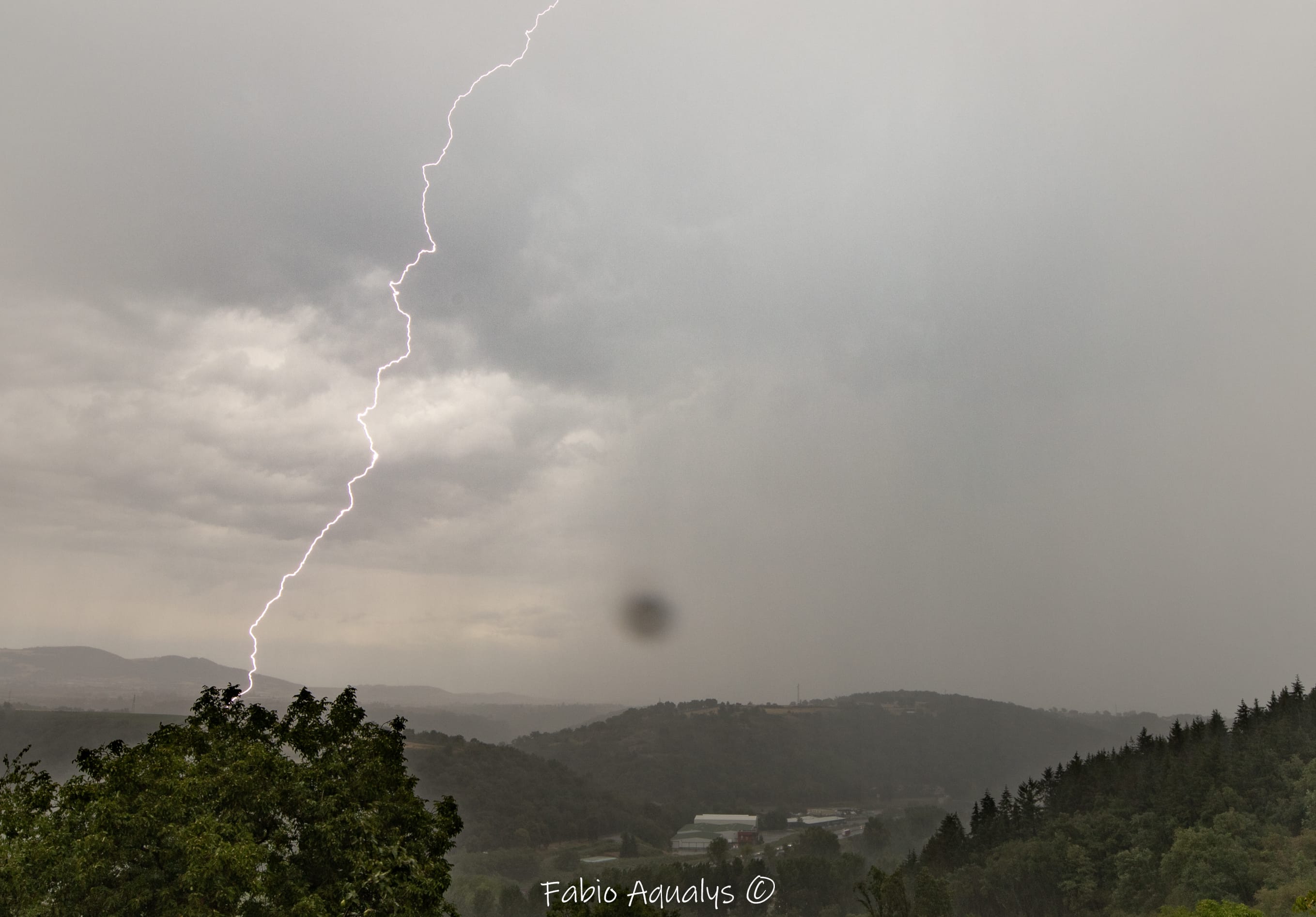 Impact proche, les orages se sont régénéré pendant 4h sur la vallée/versant du Gier, sur Trèves on relève 115 à 12 5mm de pluie: routes, champs, caves inondés. Photo depuis Trèves (69). - 13/08/2020 15:30 - Fabio Aqualys