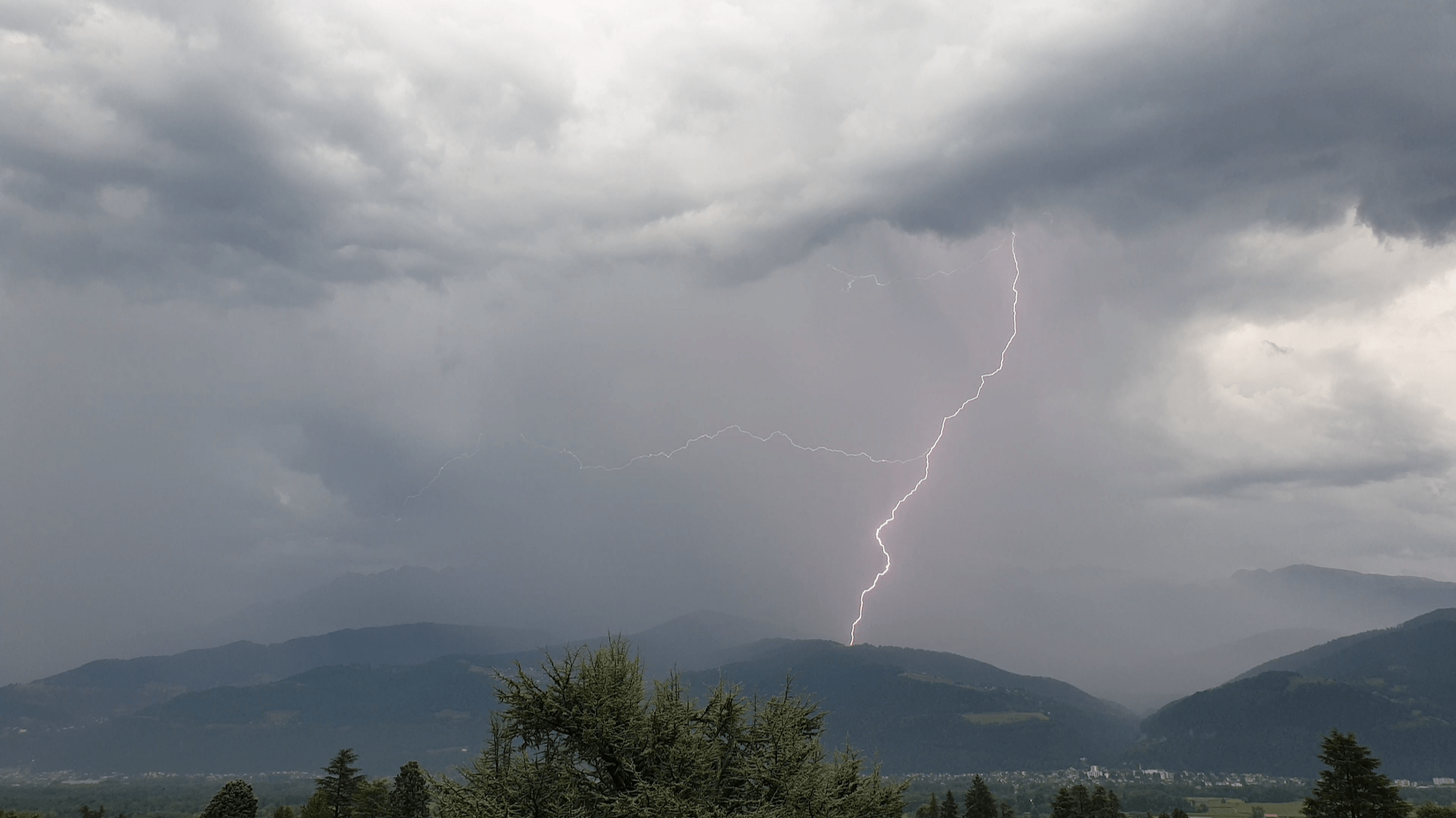 Bel orage dans le gresivaudan ce 13 aout. 
La foudre tombe sur le massif de Belledonne. - 13/08/2020 19:00 - Mikael Passereau