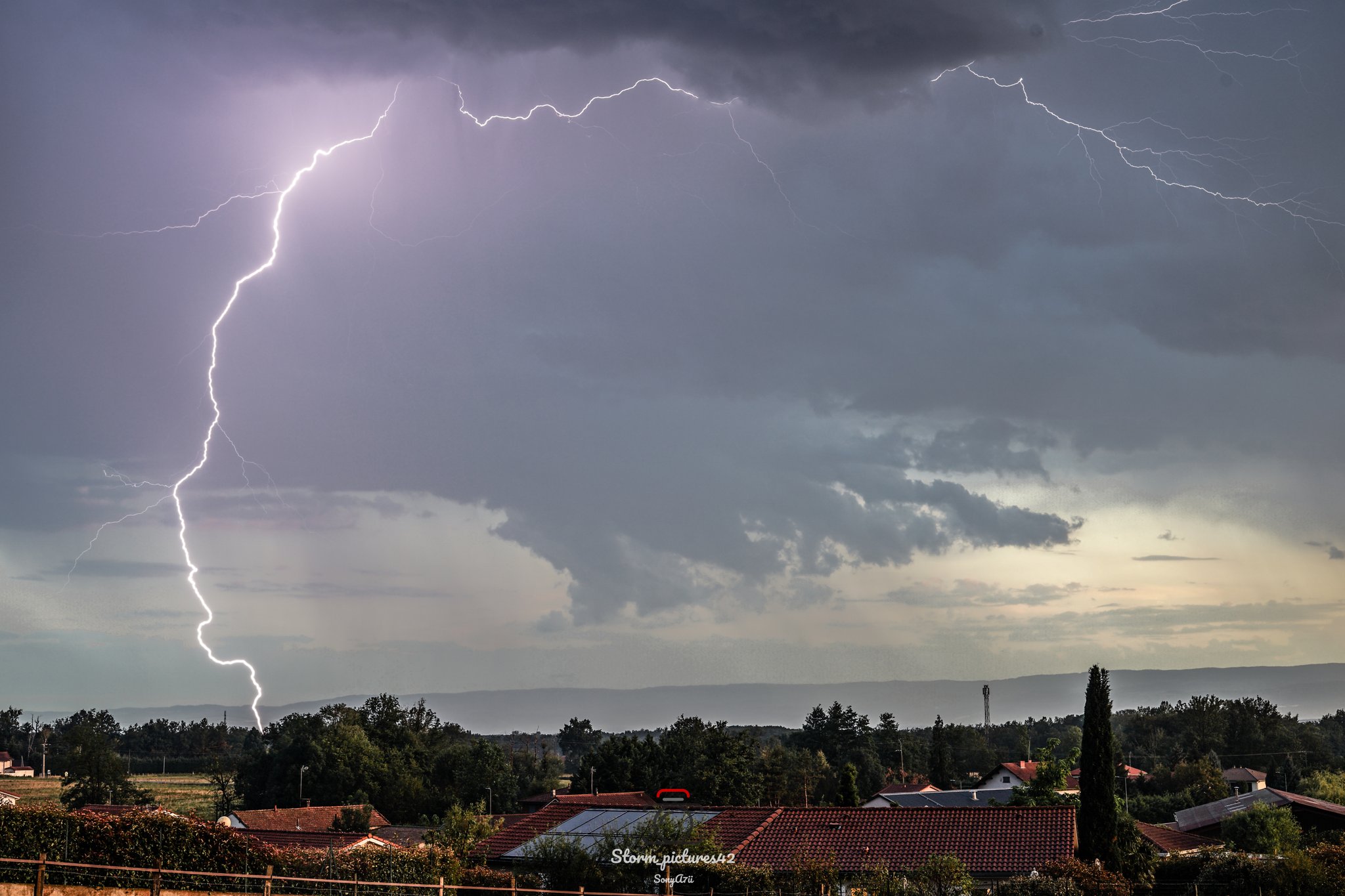 Comme prévu les orages se sont montrés nombreux cet après-midi sur le département de la Loire, avec de fortes pluies et une activité électrique intense. - 13/08/2023 18:00 -  @JouinLony