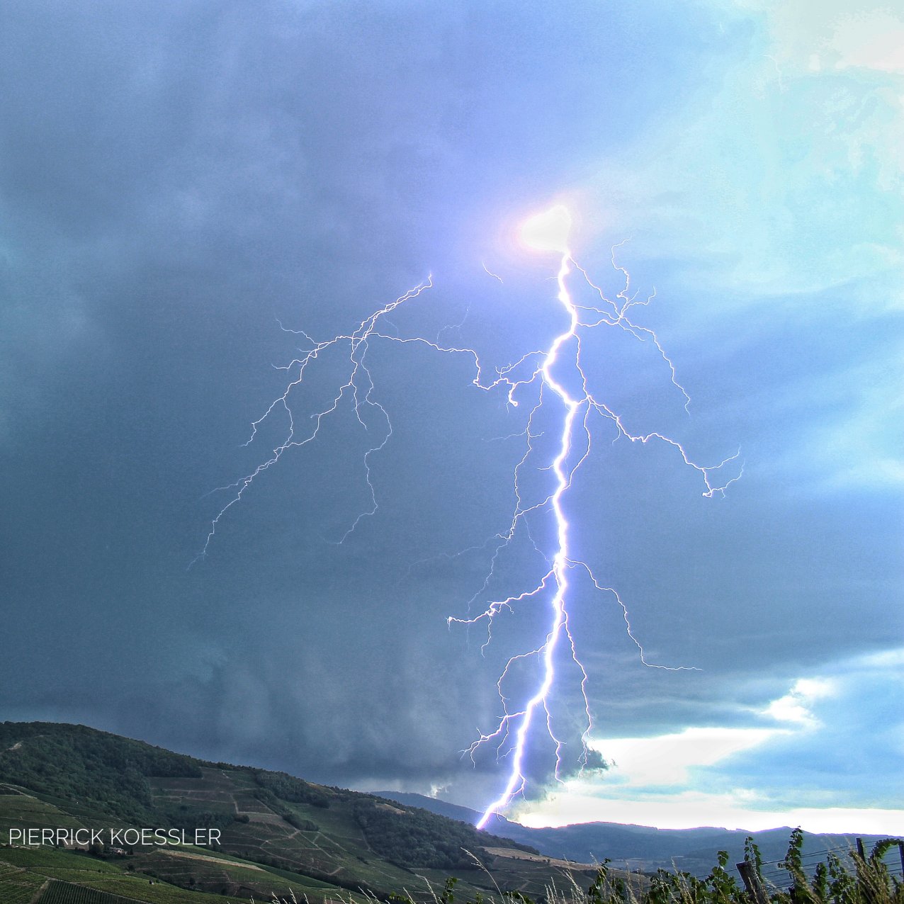 Orage du 13 août 2023 au alentours de 18h dans le Beaujolais. Positionné sur le mont Brouilly - 13/08/2023 18:00 - Pierrick KOESSLER