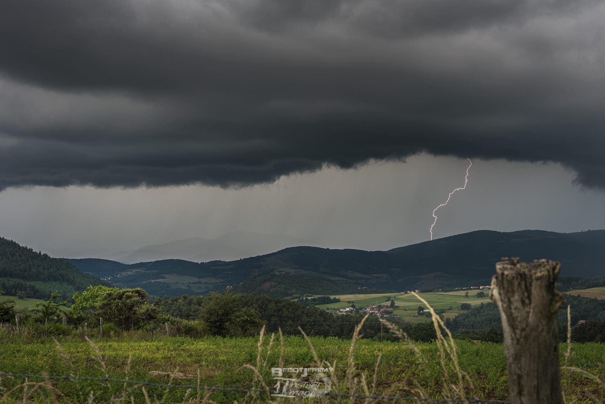 Petit passage orageux hier en début d'après-midi dans le Nord Ardèche avec un orage venu tout droit de de la Haute-Loire où de bonnes quantités de grêles on été reporté vers St-Bonnet-le-Froid (43).
Activité électrique faible pour la saison. - 13/06/2020 14:27 - Jérémy BEGOT