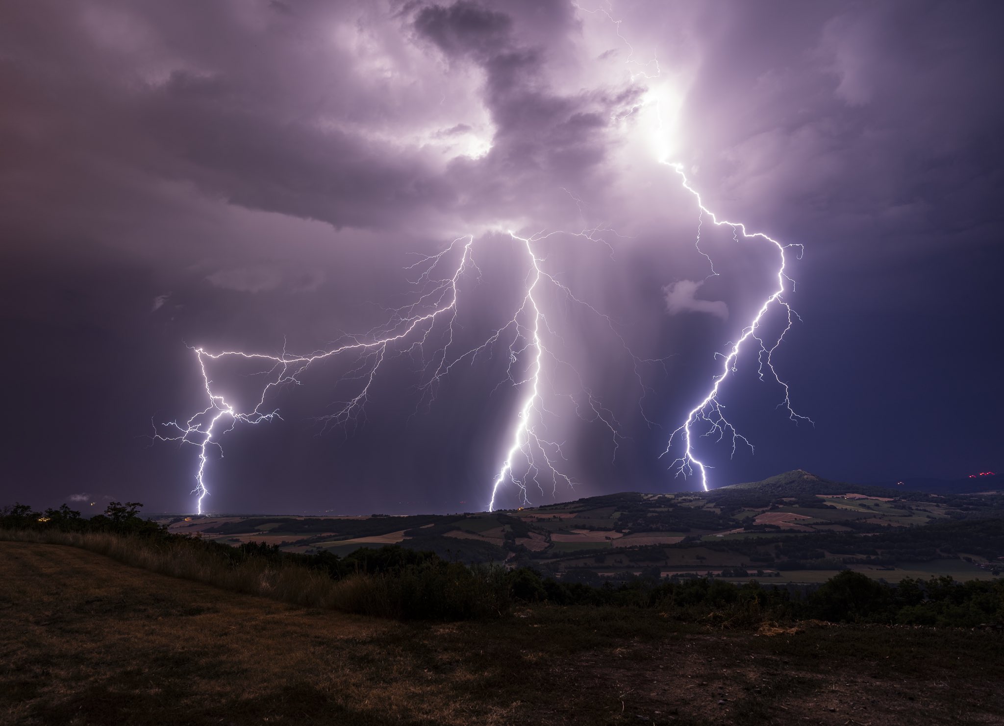 Cette nuit dans le Puy de Dôme.
Bien longtemps que je rêvais d’avoir des orages du genre ici.
L’Auvergne est magique ! - 14/08/2023 03:00 - Alexis LINANT