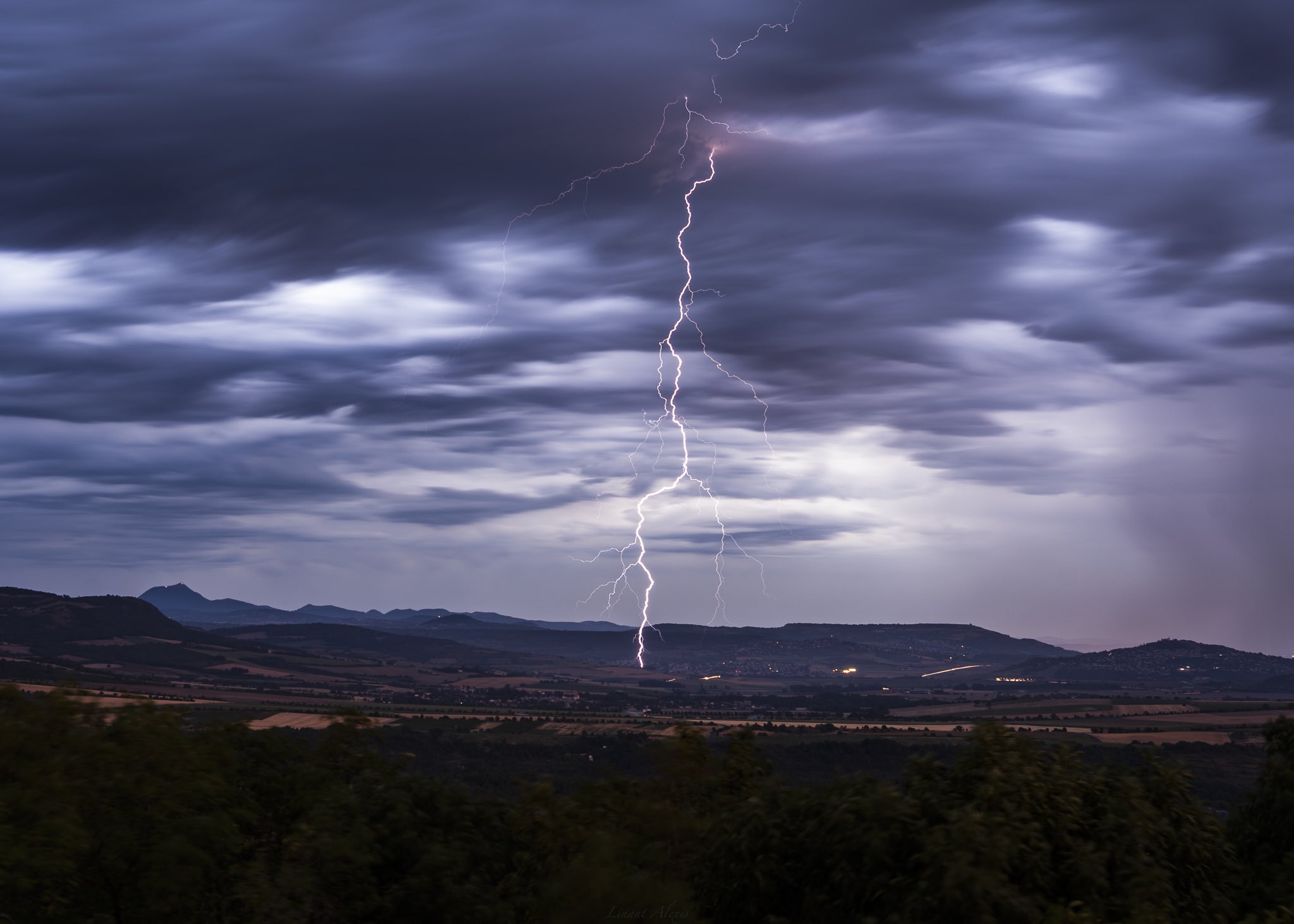 Cette nuit dans le Puy de Dôme.
Bien longtemps que je rêvais d’avoir des orages du genre ici.
L’Auvergne est magique ! - 14/08/2023 03:00 - Alexis LINANT