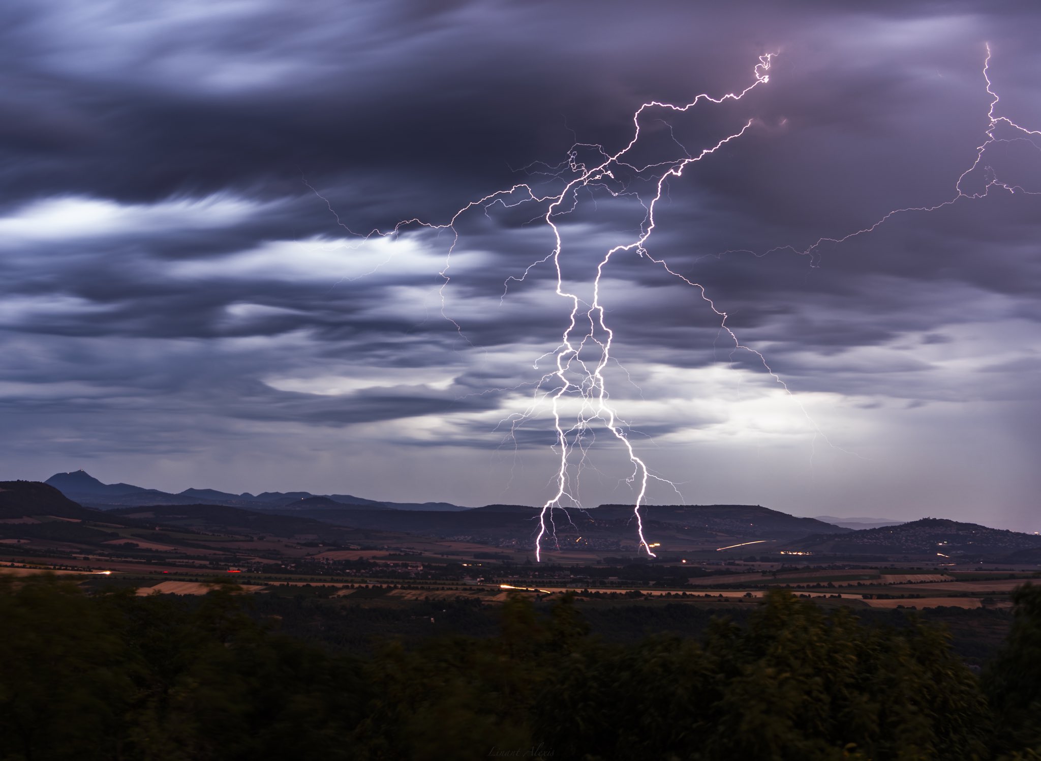 Cette nuit dans le Puy de Dôme.
Bien longtemps que je rêvais d’avoir des orages du genre ici.
L’Auvergne est magique ! - 14/08/2023 03:00 - Alexis LINANT