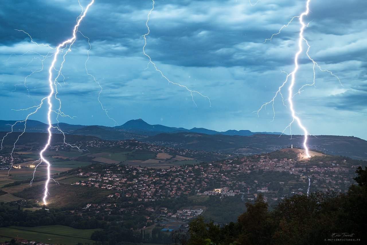 Photo d'un orage complètement dingue avec des coups de foudre en air totalement sec lors du l'heure bleue ce matin sur Veyre Monton (63) - 14/08/2023 05:00 - Eric TARRIT