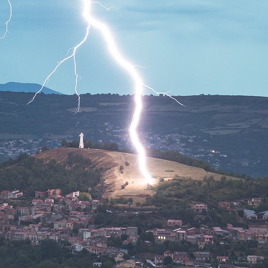 Photo d'un orage complètement dingue avec des coups de foudre en air totalement sec lors du l'heure bleue ce matin sur Veyre Monton (63) - 14/08/2023 05:00 - Eric TARRIT