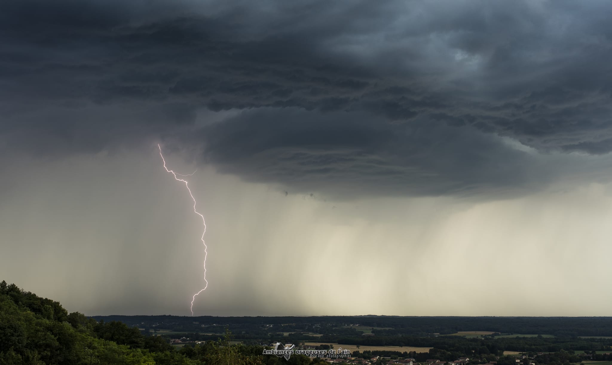 orage et naissance d'un mesocyclone dans l'ain - 14/07/2018 19:20 - brice volo